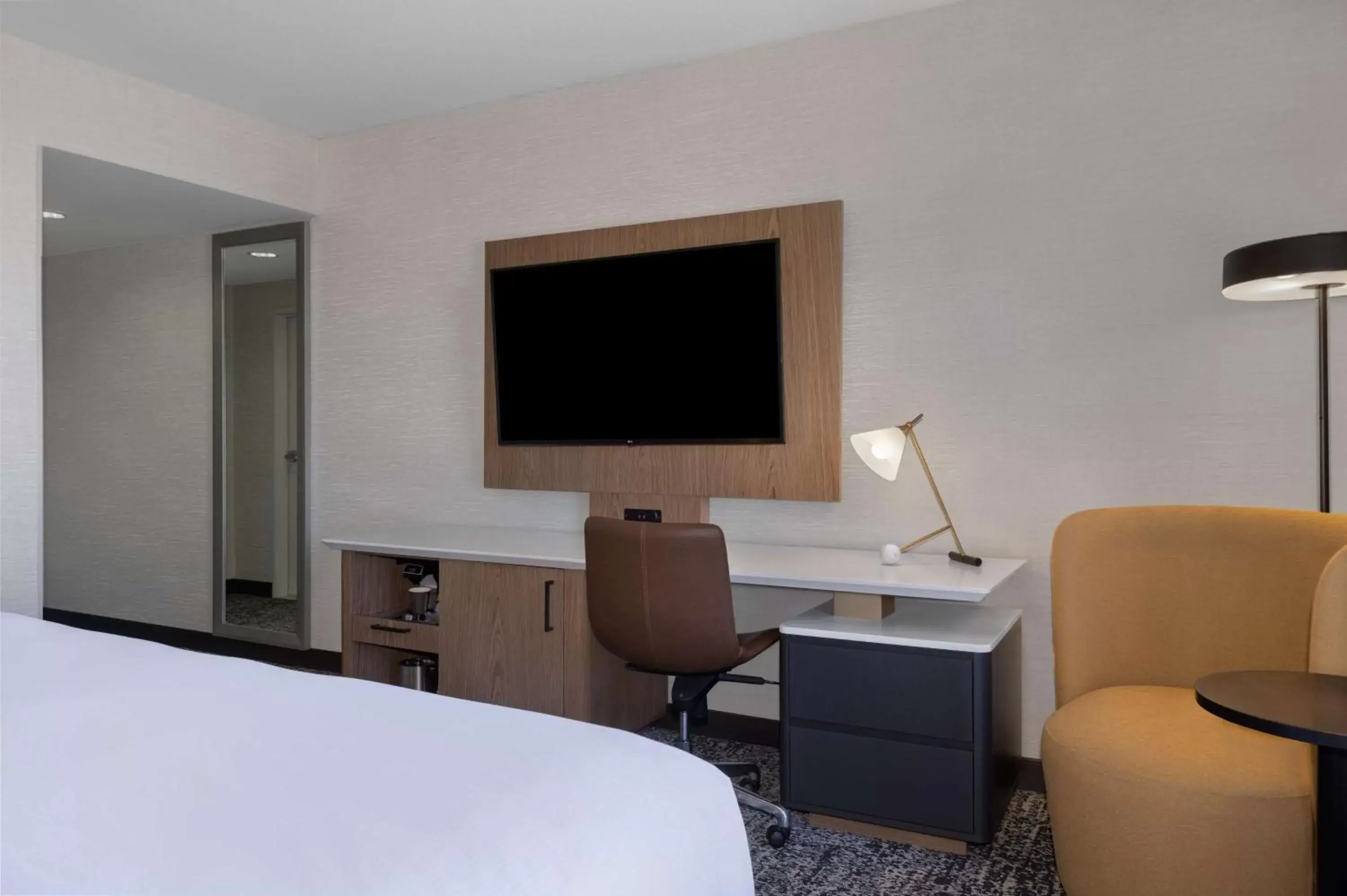 Bedroom, TV/Entertainment Center in DoubleTree by Hilton Las Vegas East Flamingo