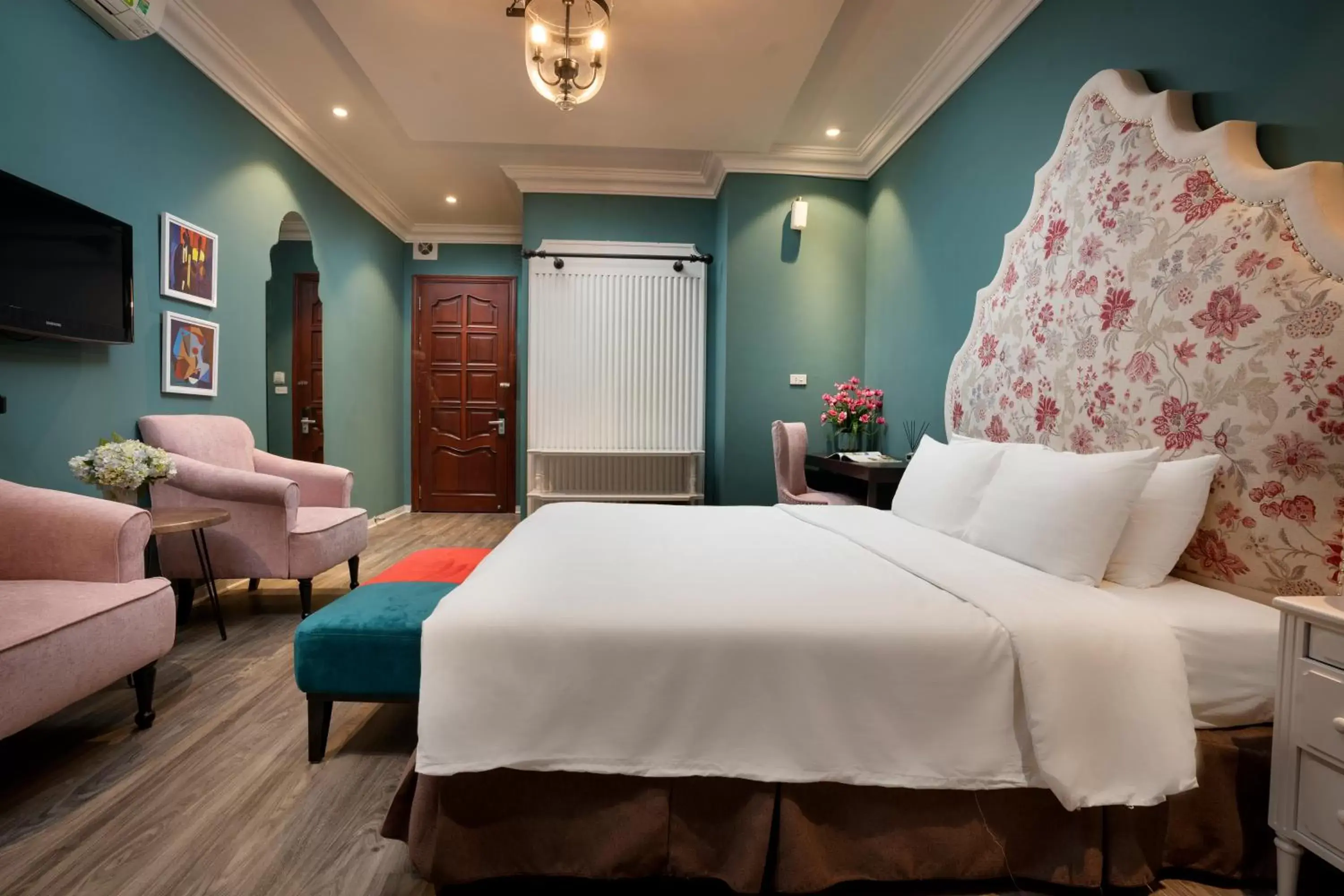 Deluxe King Suite in Hanoi Morning Hotel Deluxe King Suite in Hanoi Morning Hotel