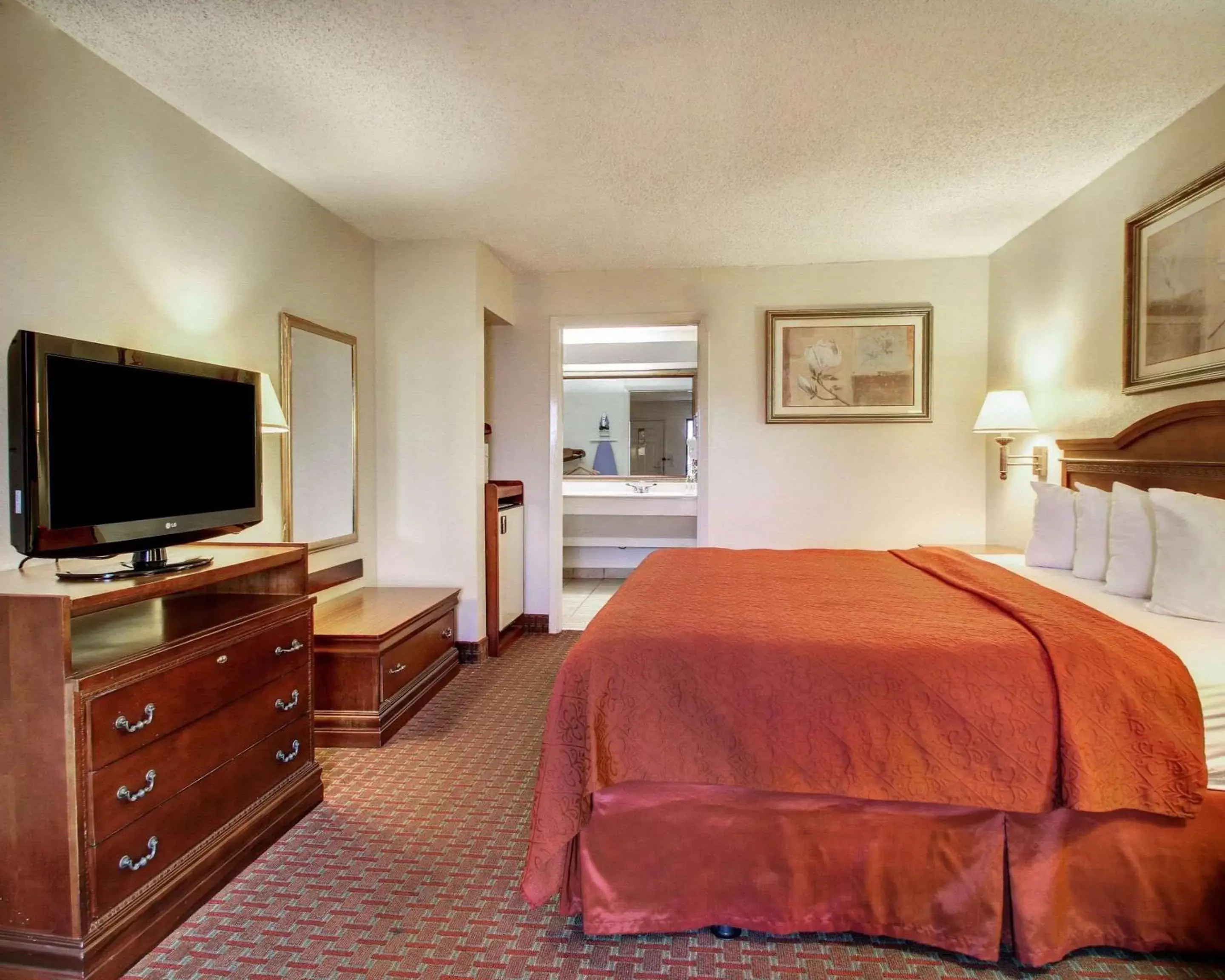 Photo of the whole room, TV/Entertainment Center in Quality Inn & Suites