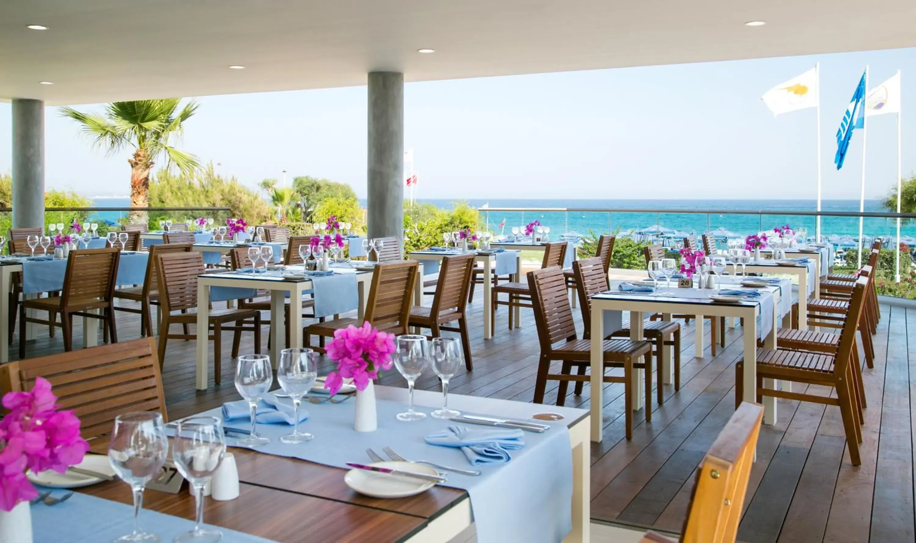 Restaurant/Places to Eat in Asterias Beach Hotel