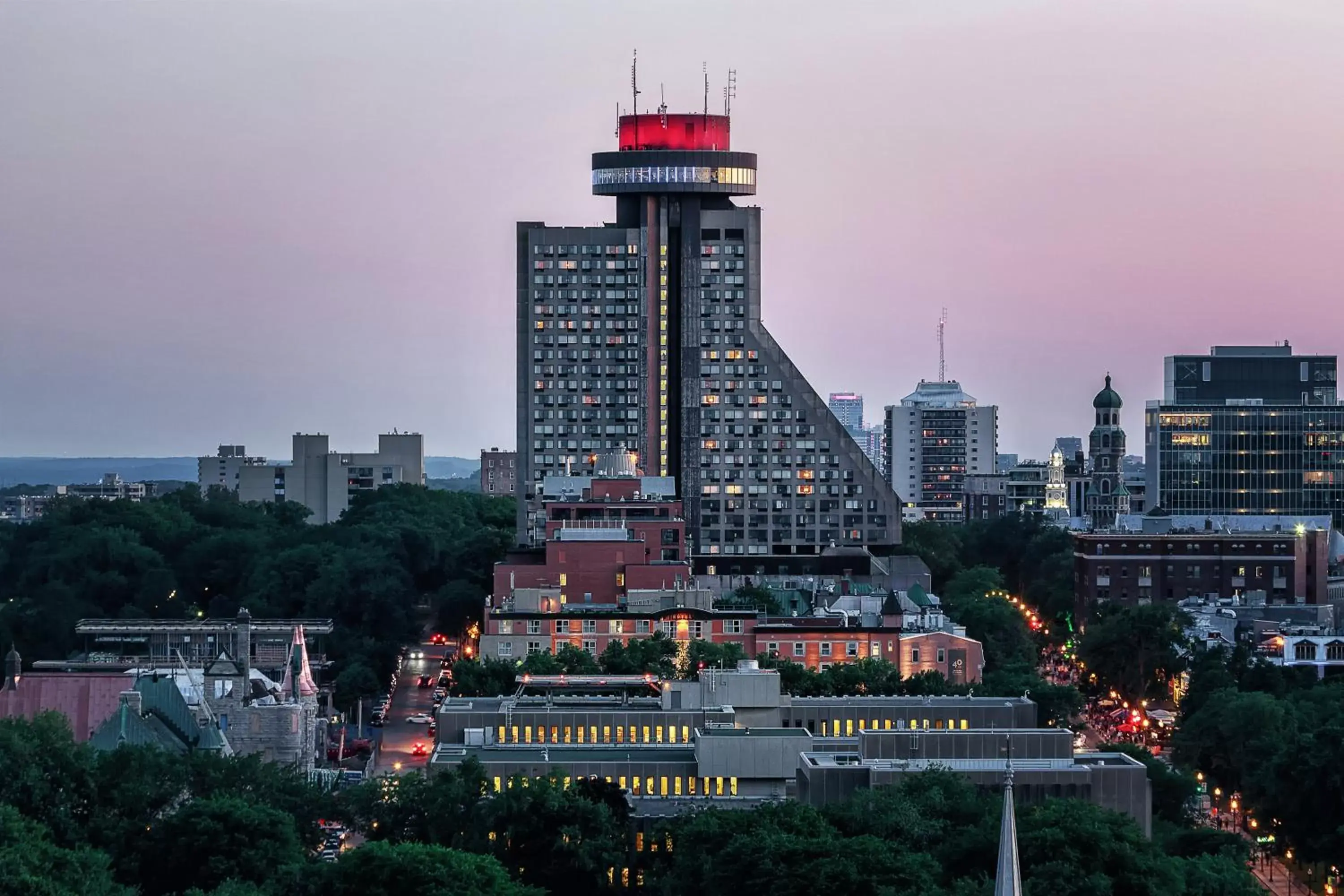 Property building in Hôtel Le Concorde Québec