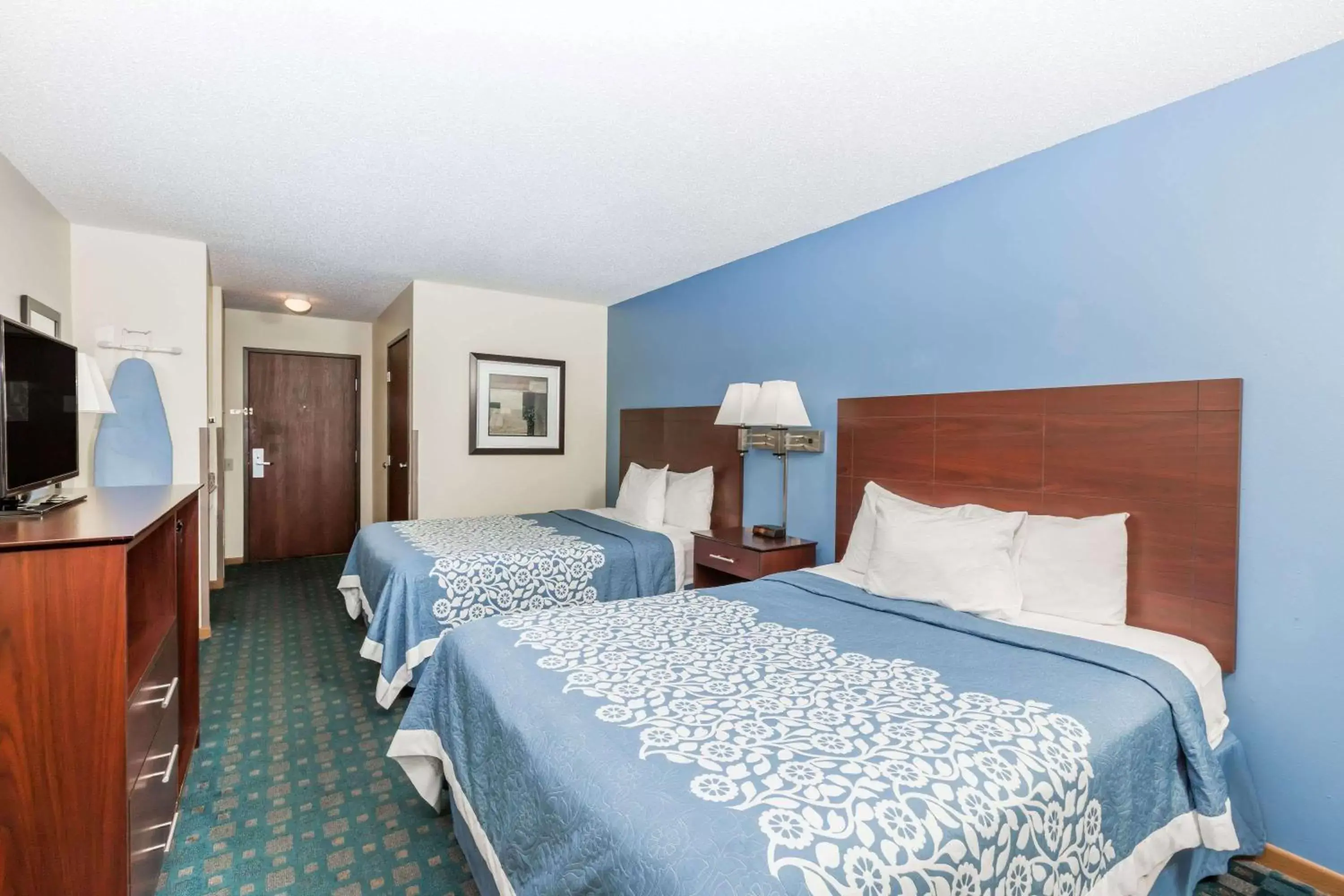 Photo of the whole room, Bed in Days Inn by Wyndham Sioux City