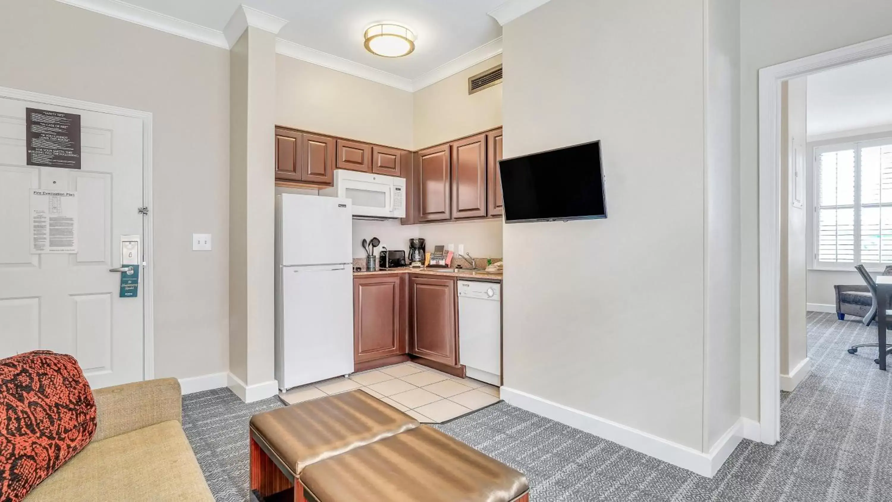 Kitchen or kitchenette, TV/Entertainment Center in Staybridge Suites Savannah Historic District, an IHG Hotel