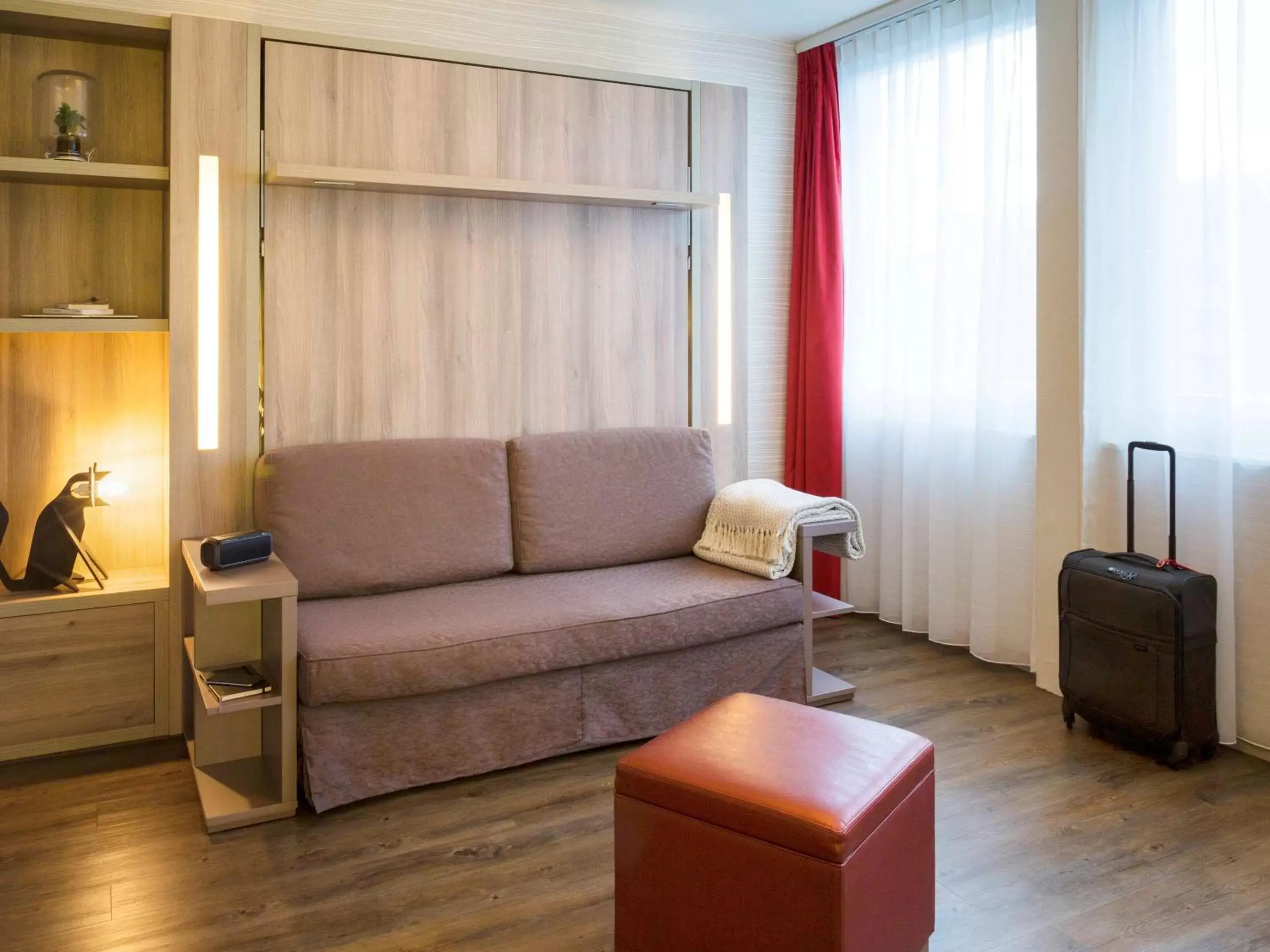 Photo of the whole room, Seating Area in Aparthotel Adagio Basel City