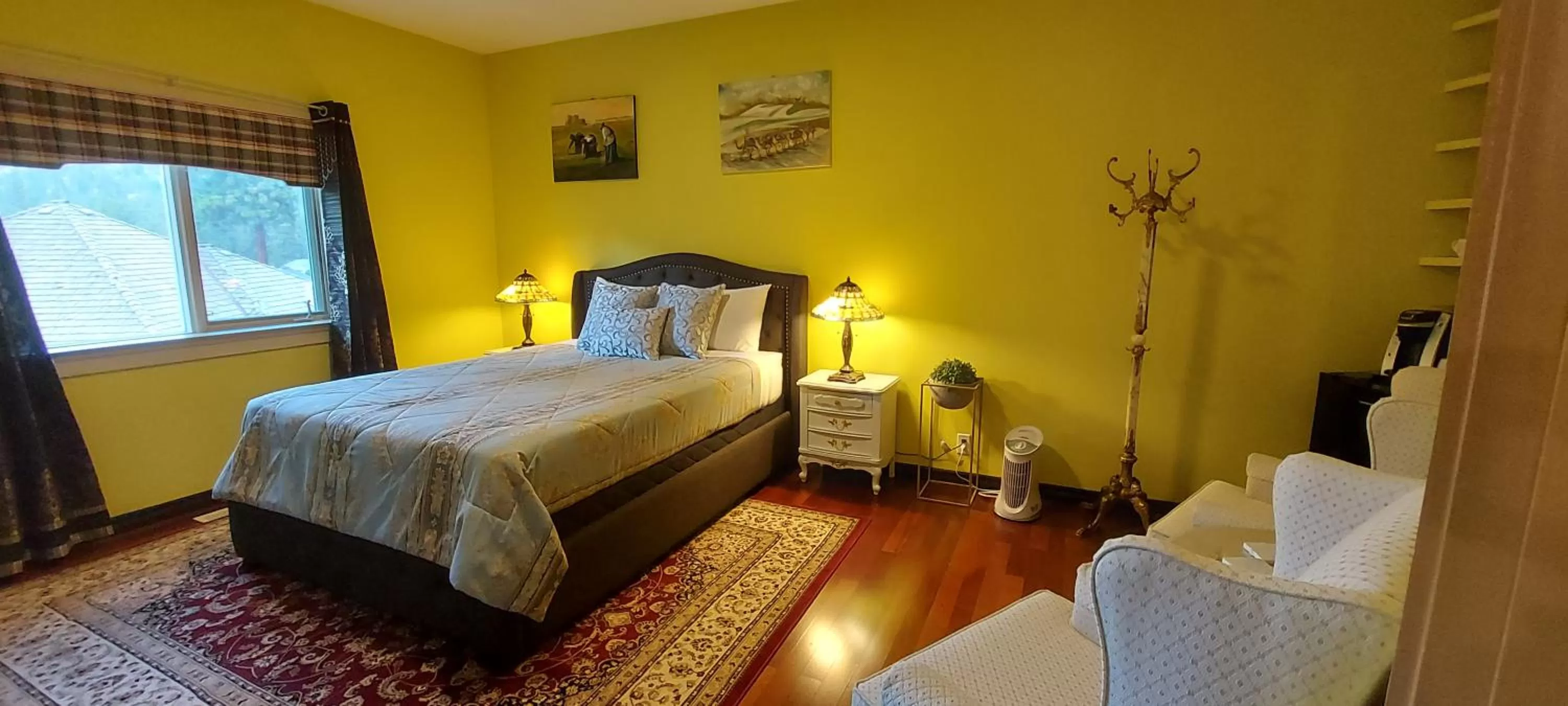 Bedroom, Bed in Summer Express Kelowna B&B - Villa Bellissimo Fran-Talia