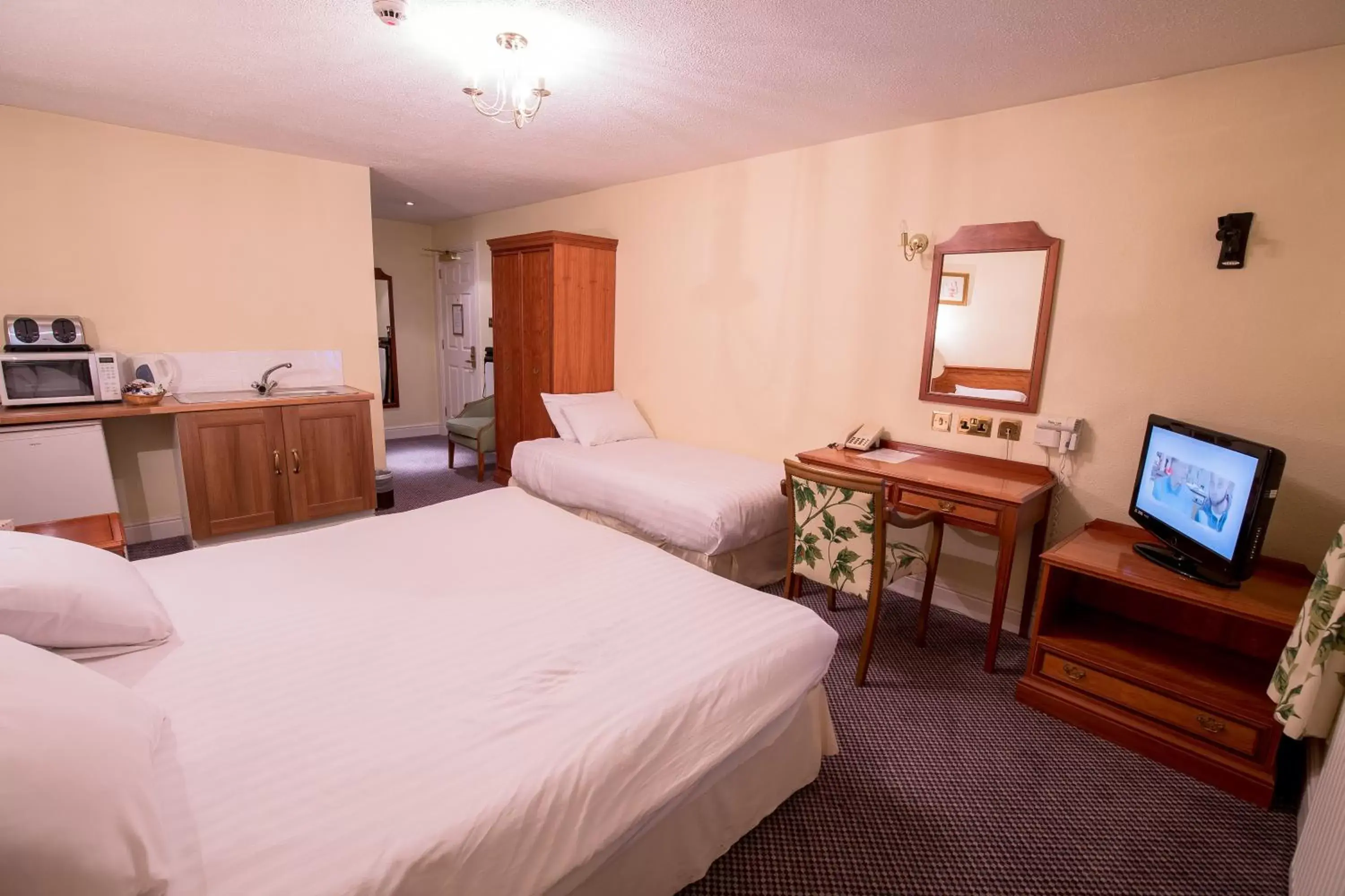 Bathroom, Bed in Harefield Manor Hotel
