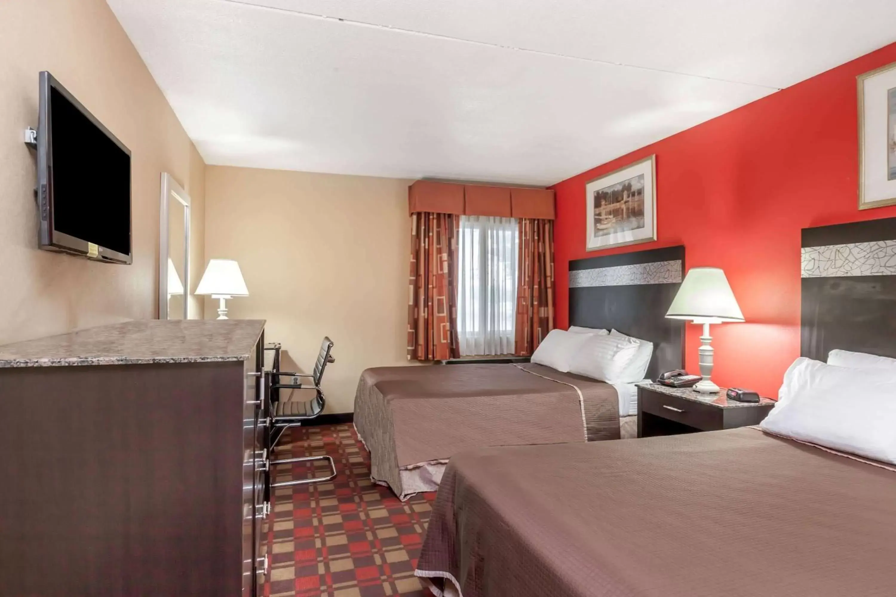 Photo of the whole room, Bed in Howard Johnson by Wyndham Newark Airport