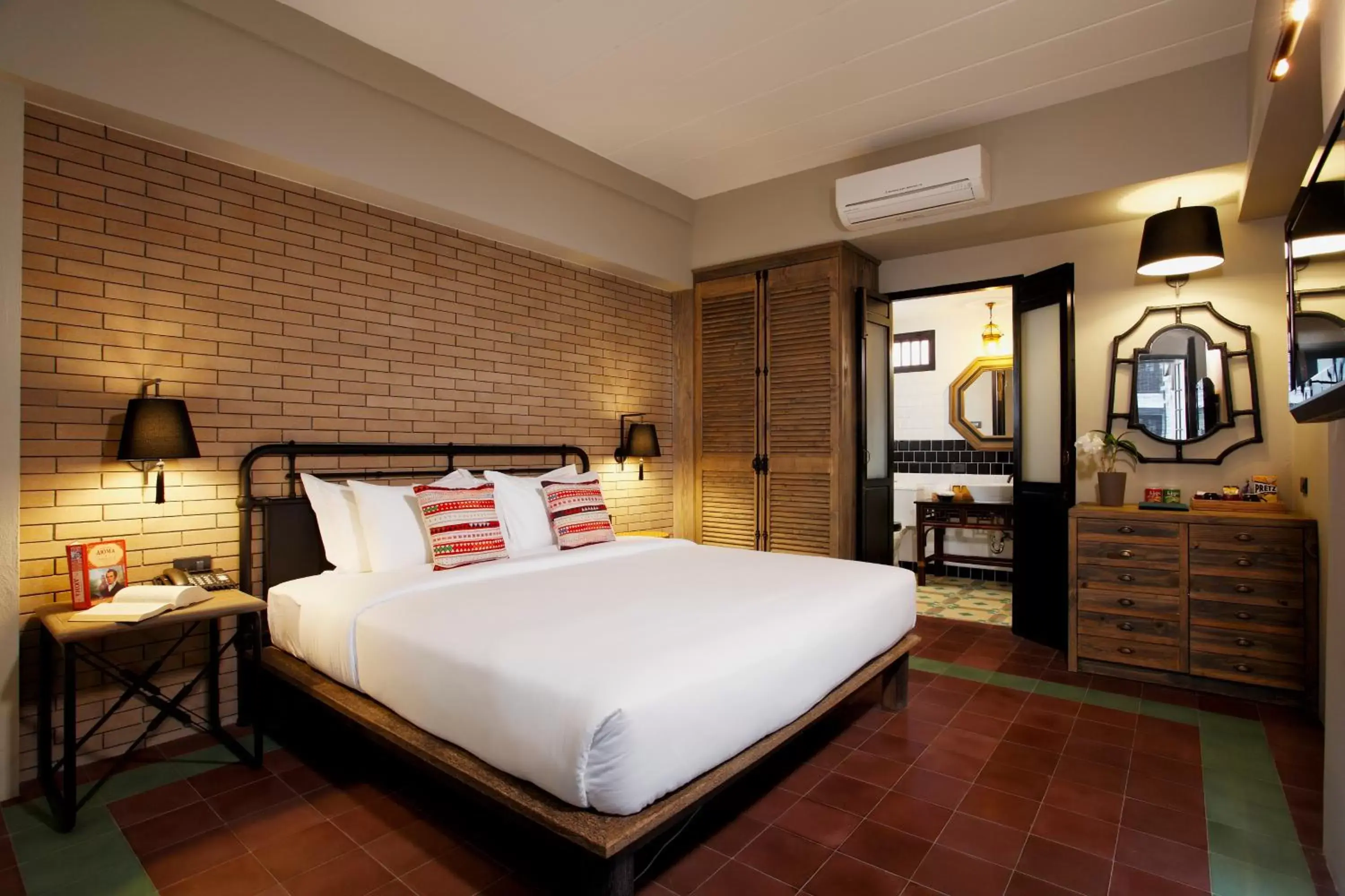 Photo of the whole room, Bed in Baan Chart