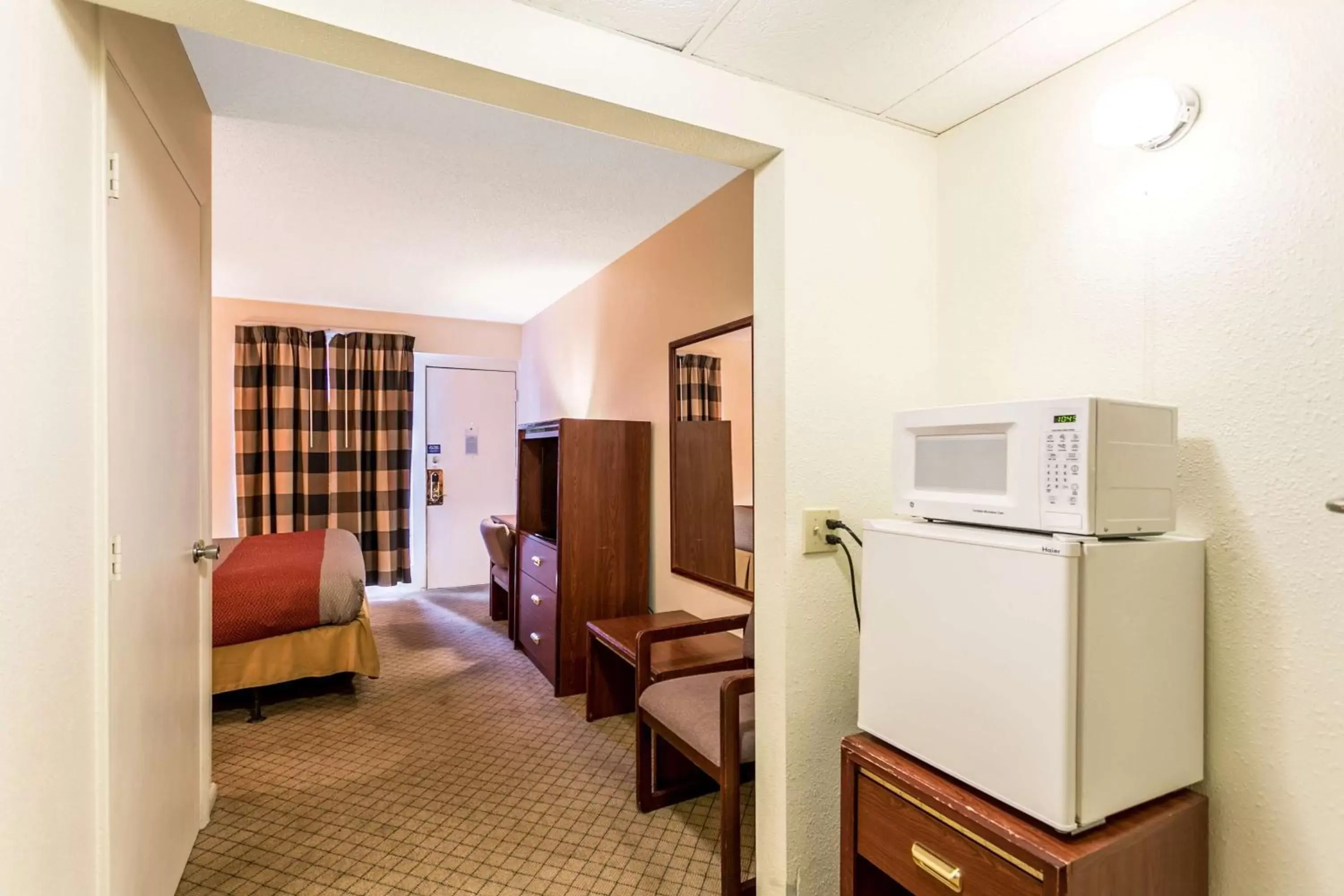 TV and multimedia in Motel 6-Butte, MT - Historic City Center