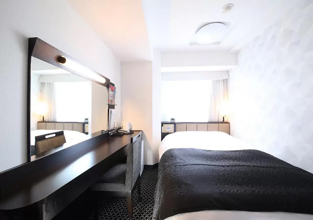 Photo of the whole room, Bed in APA Hotel Asakusa Tawaramachi Ekimae