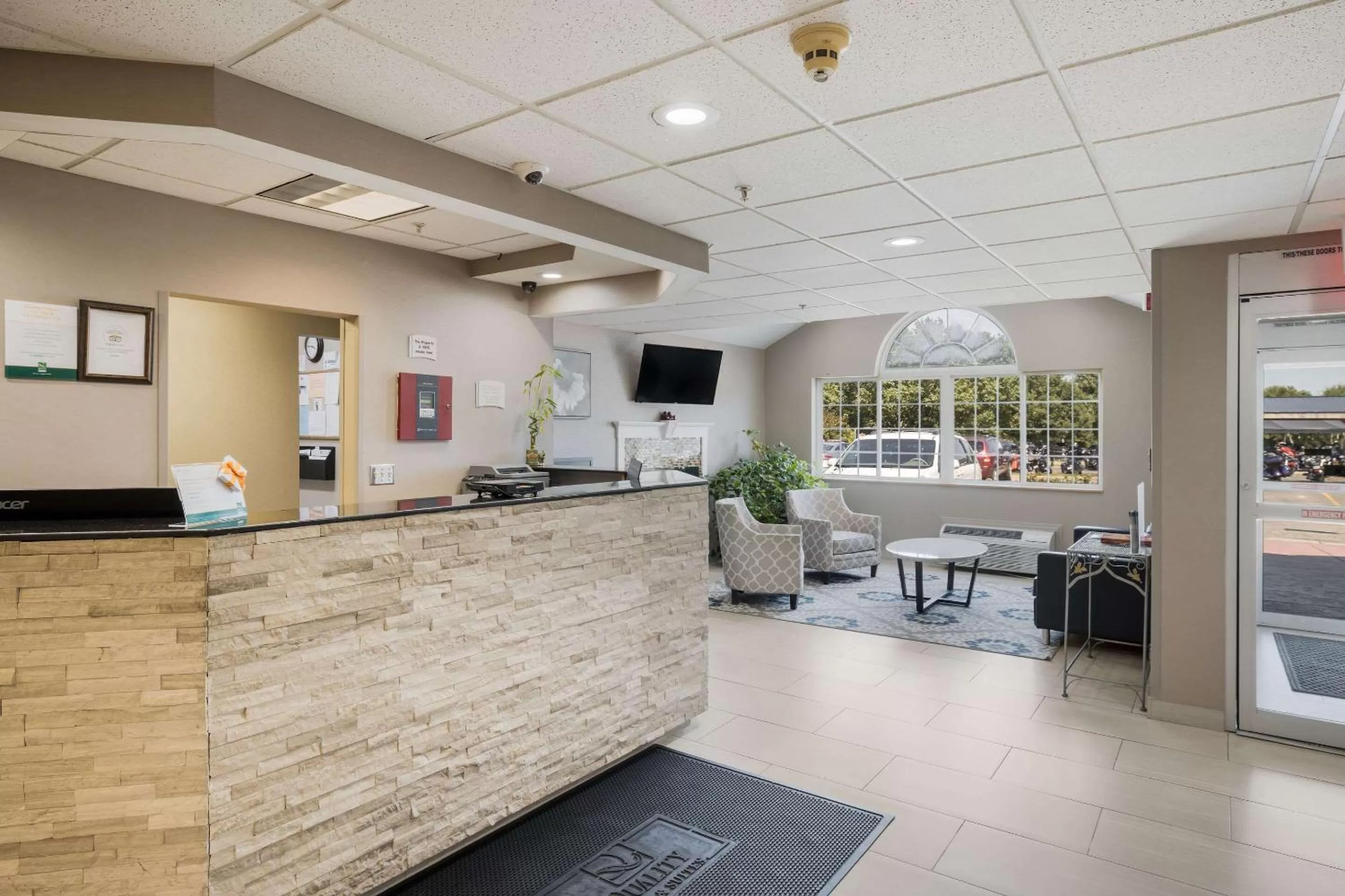 TV and multimedia in Quality Inn & Suites Blue Springs - Kansas City