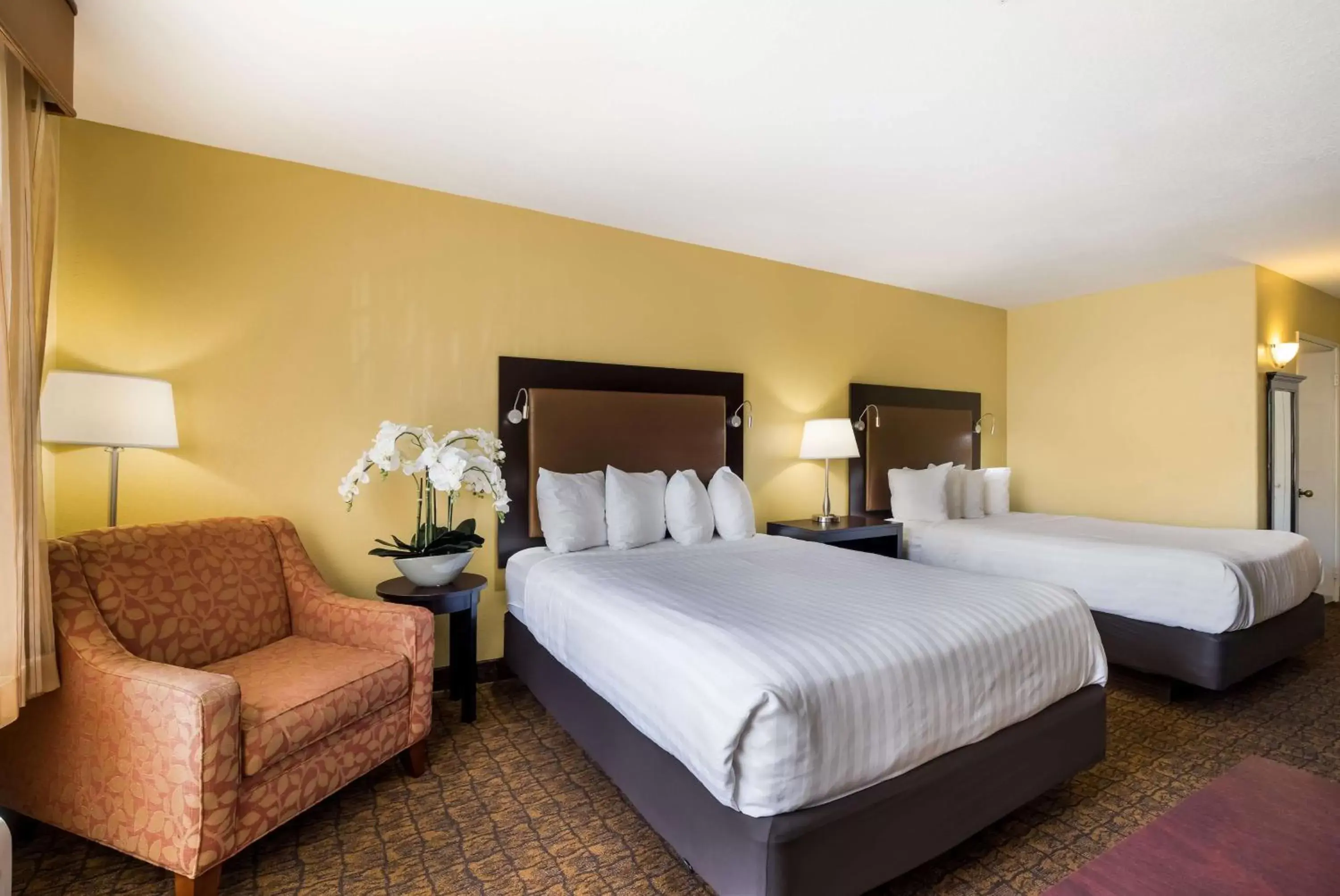Bedroom, Bed in Best Western Escondido Hotel