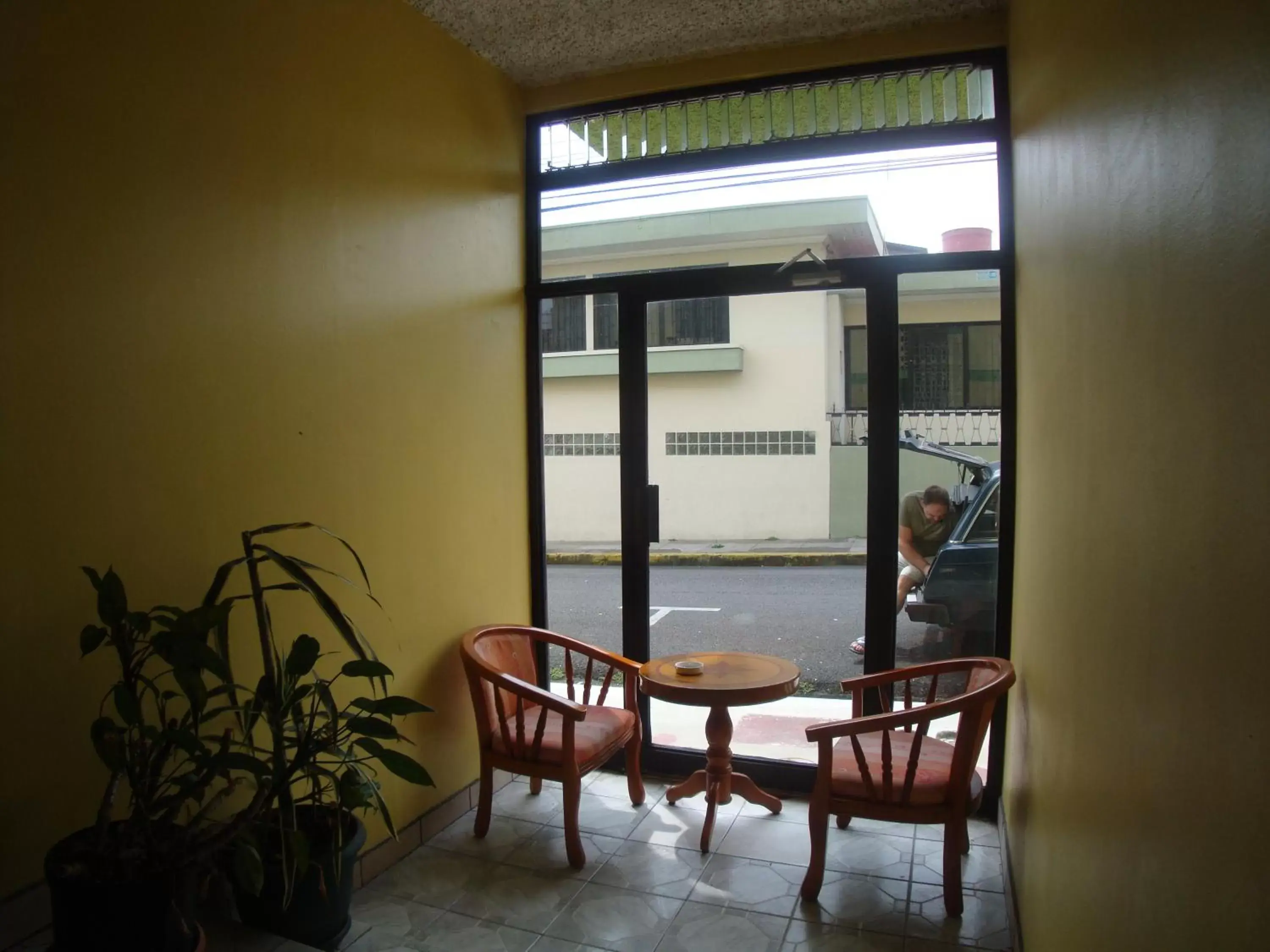 Seating area in Hotel La Guaria Inn & Suites