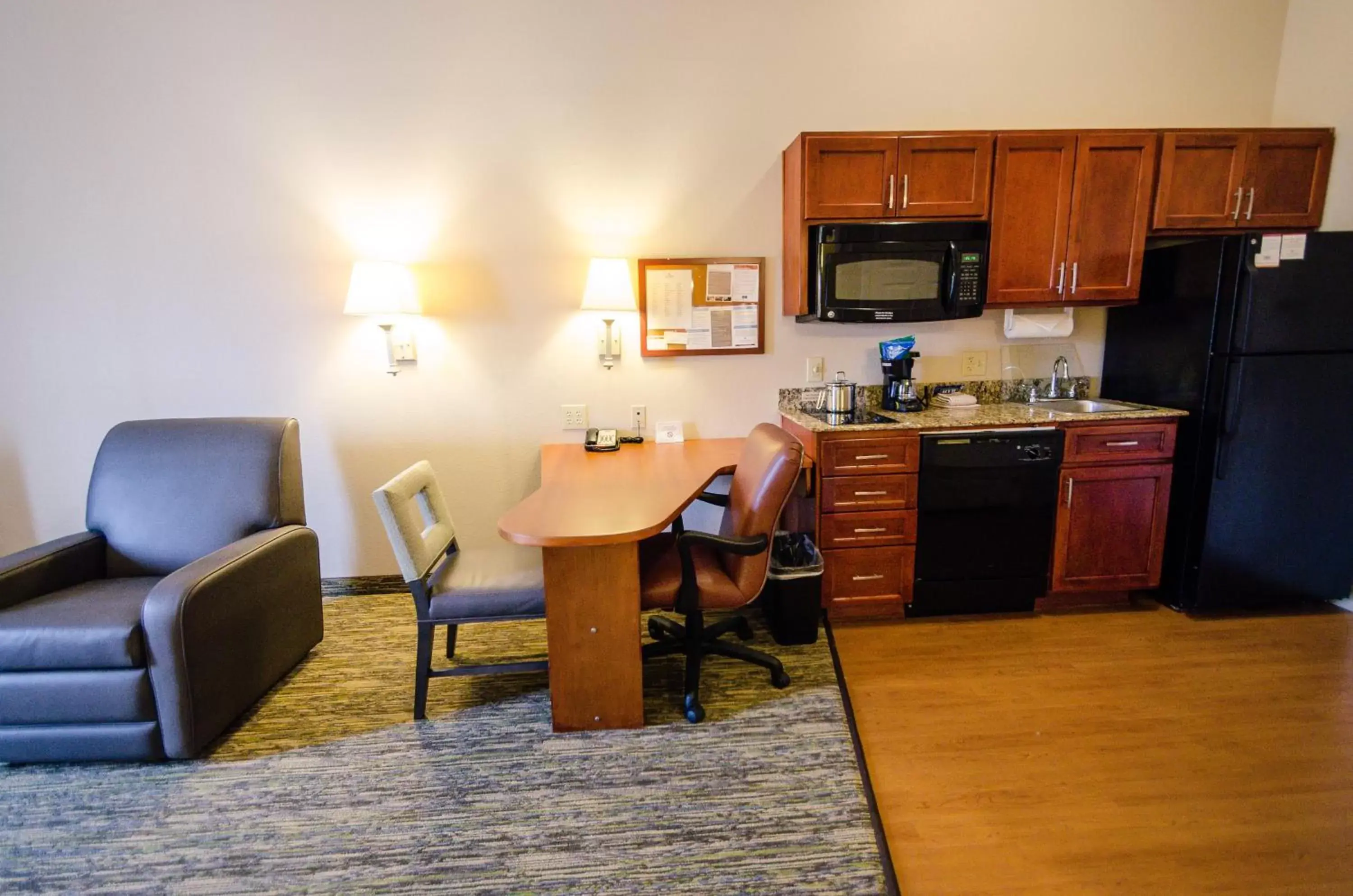 Bedroom, Kitchen/Kitchenette in Candlewood Suites Temple, an IHG Hotel