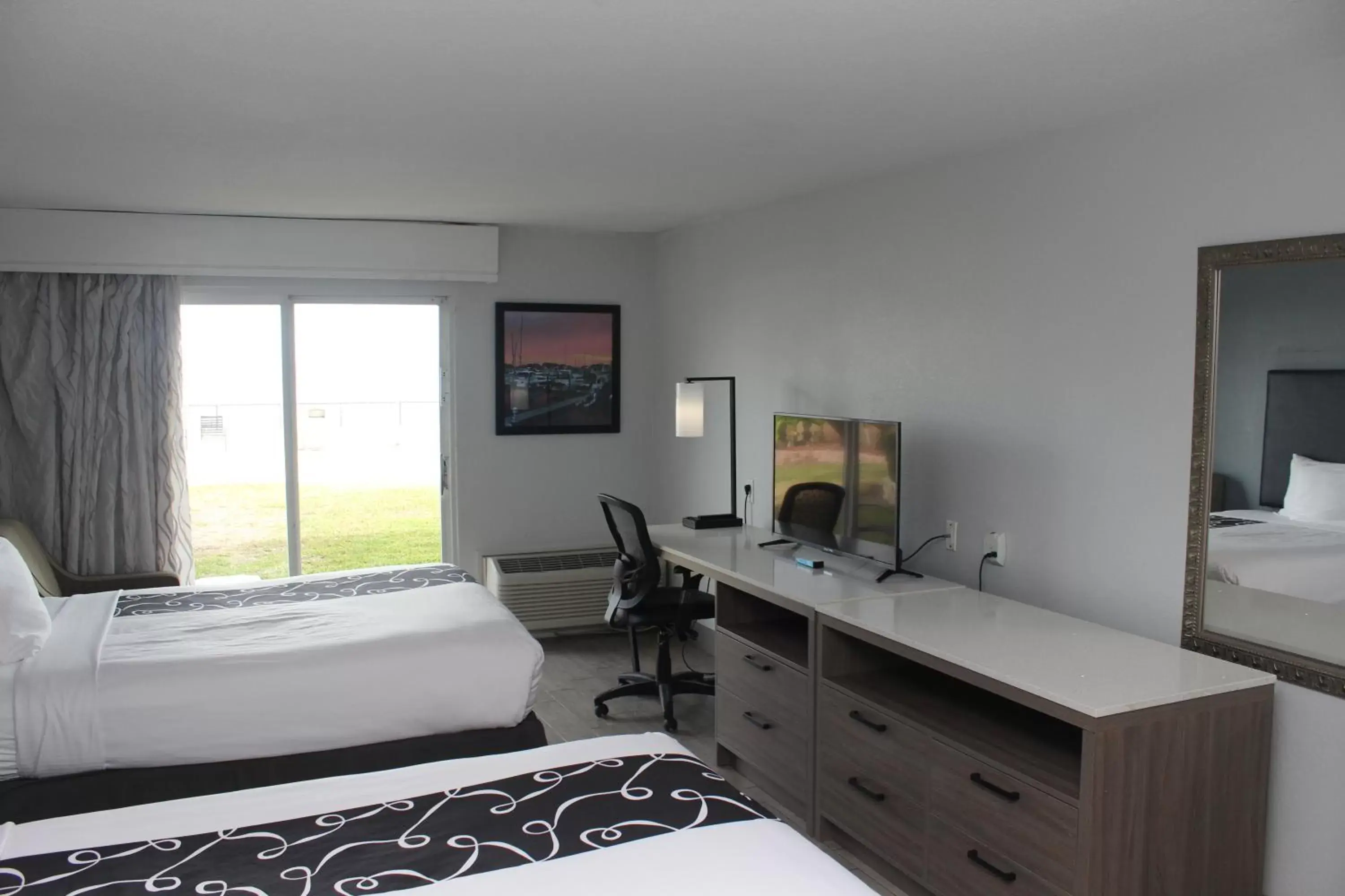 Bedroom in La Quinta by Wyndham Oceanfront Daytona Beach