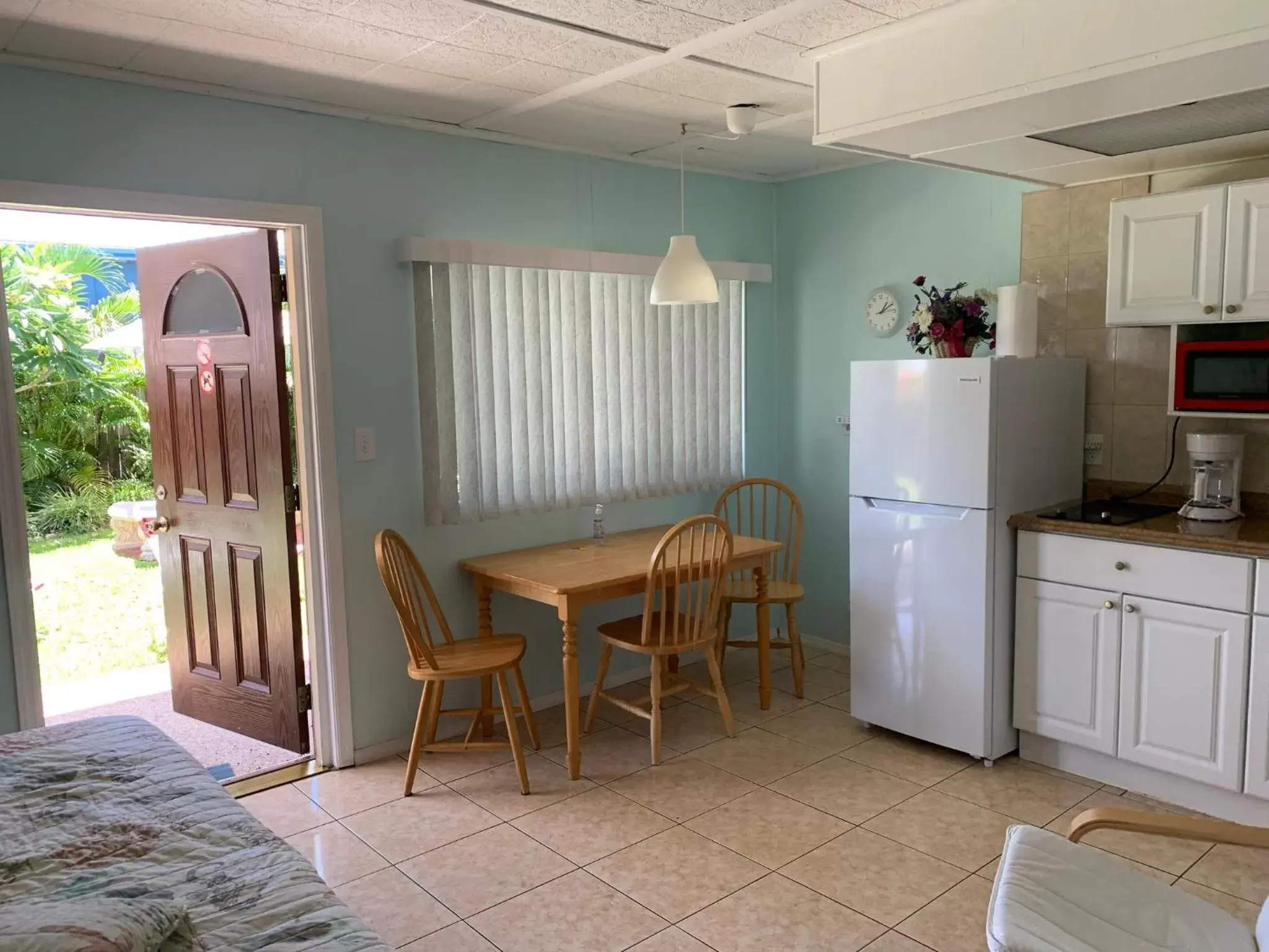 Kitchen or kitchenette, Dining Area in Carousel Motel -Redington Shores