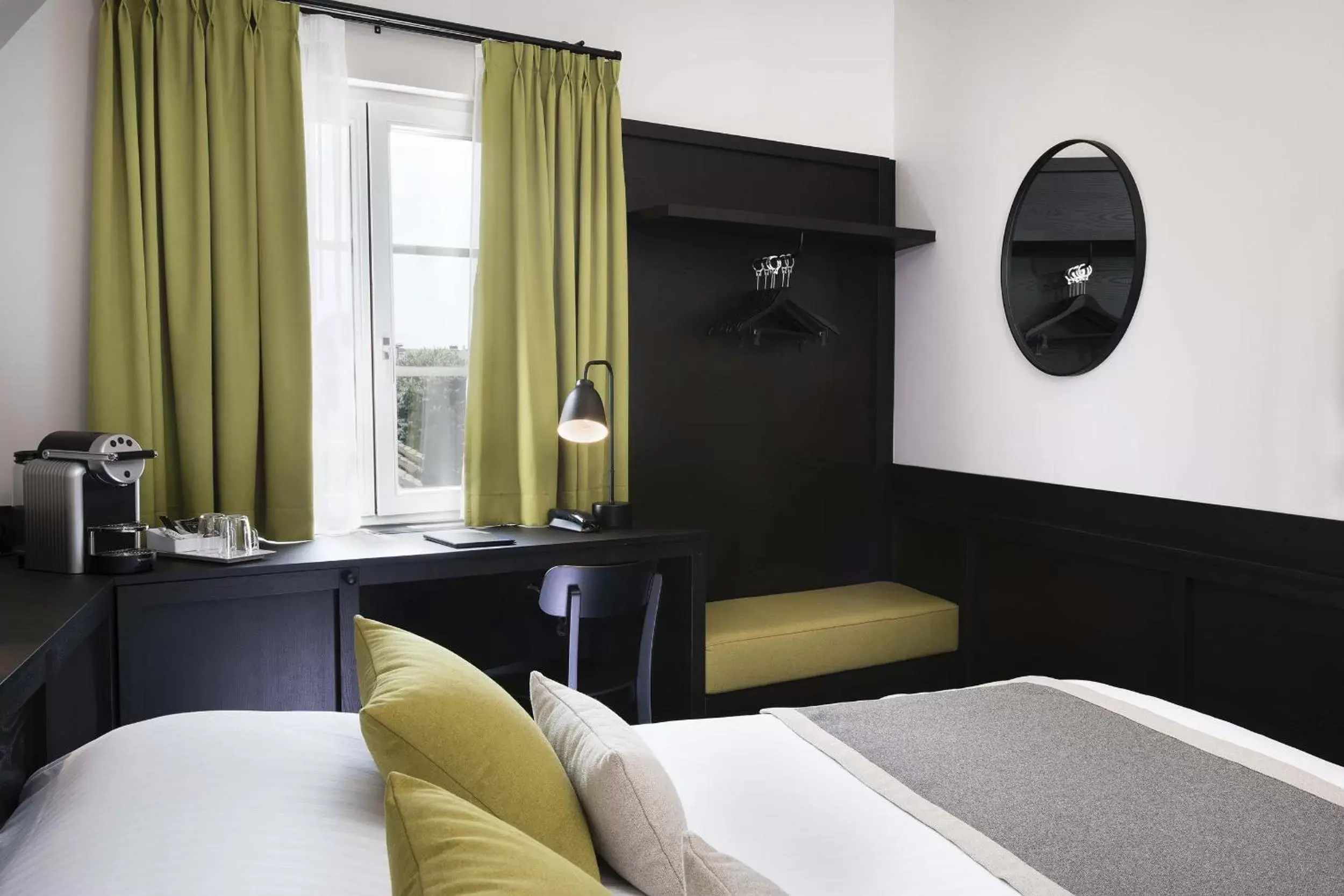 Bedroom, Bed in Hôtel Du Dragon