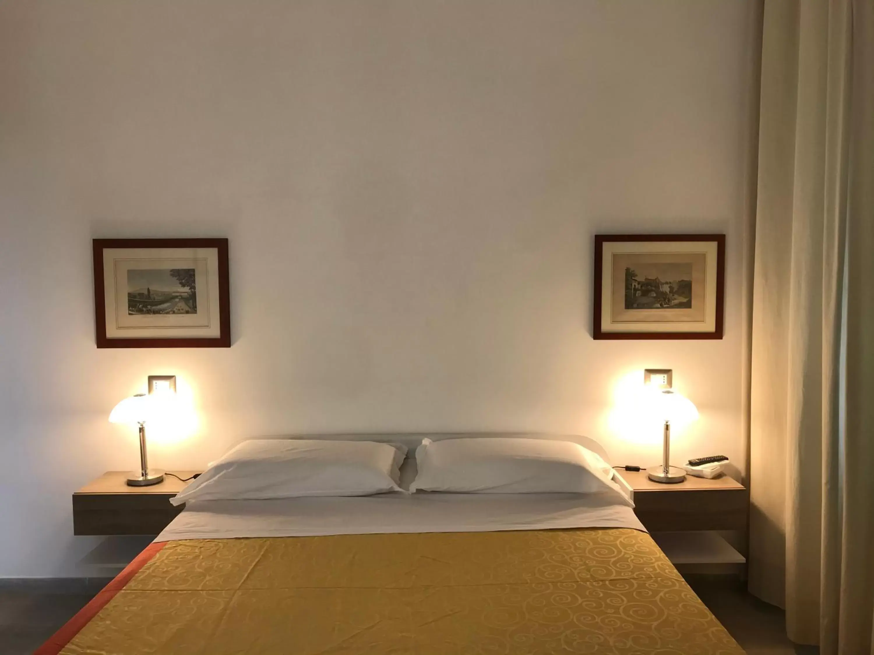 Photo of the whole room, Bed in International Naples