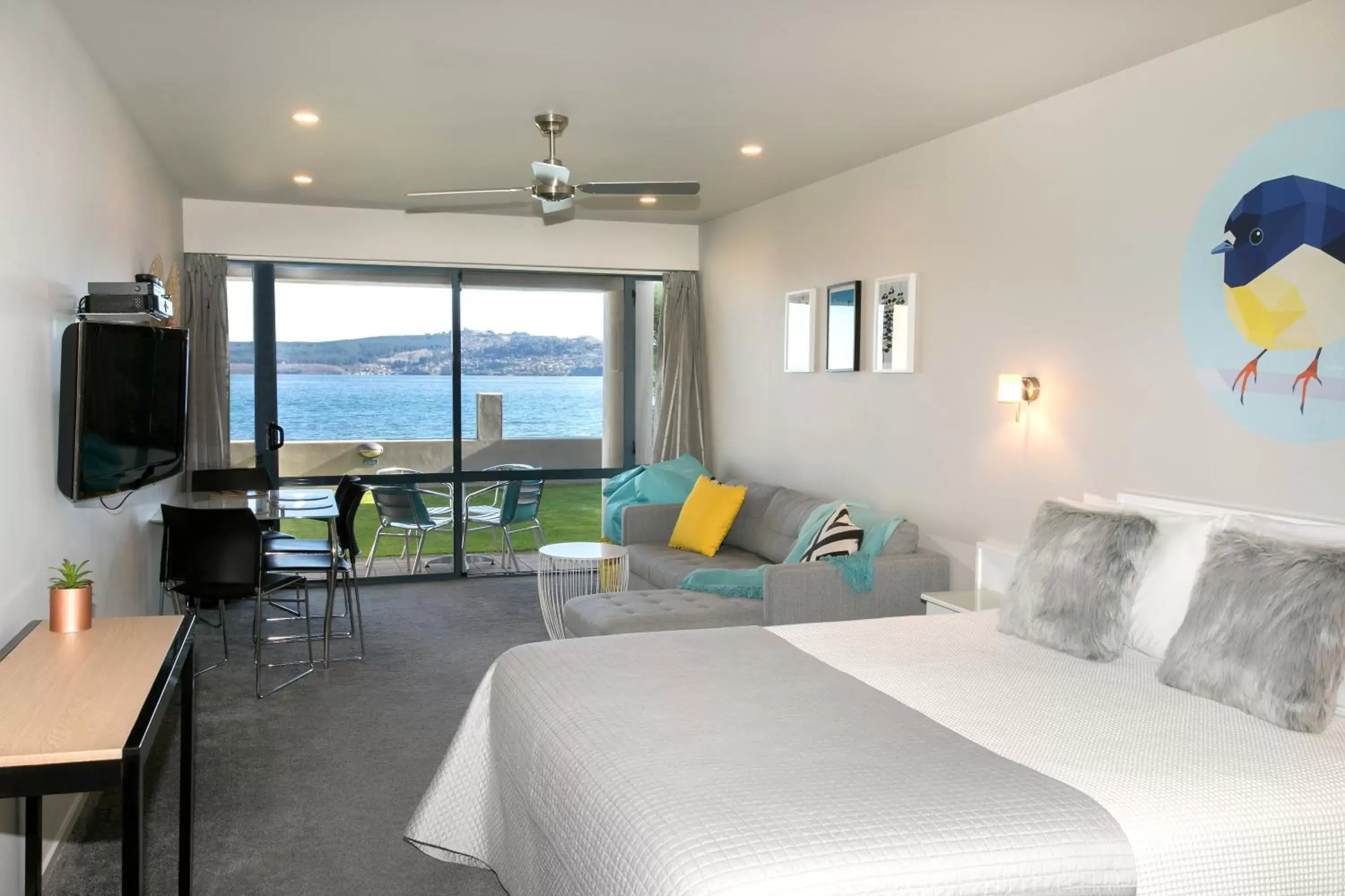 Photo of the whole room, Bed in Boulevard Waters Photo of the whole room, Bed in Boulevard Waters