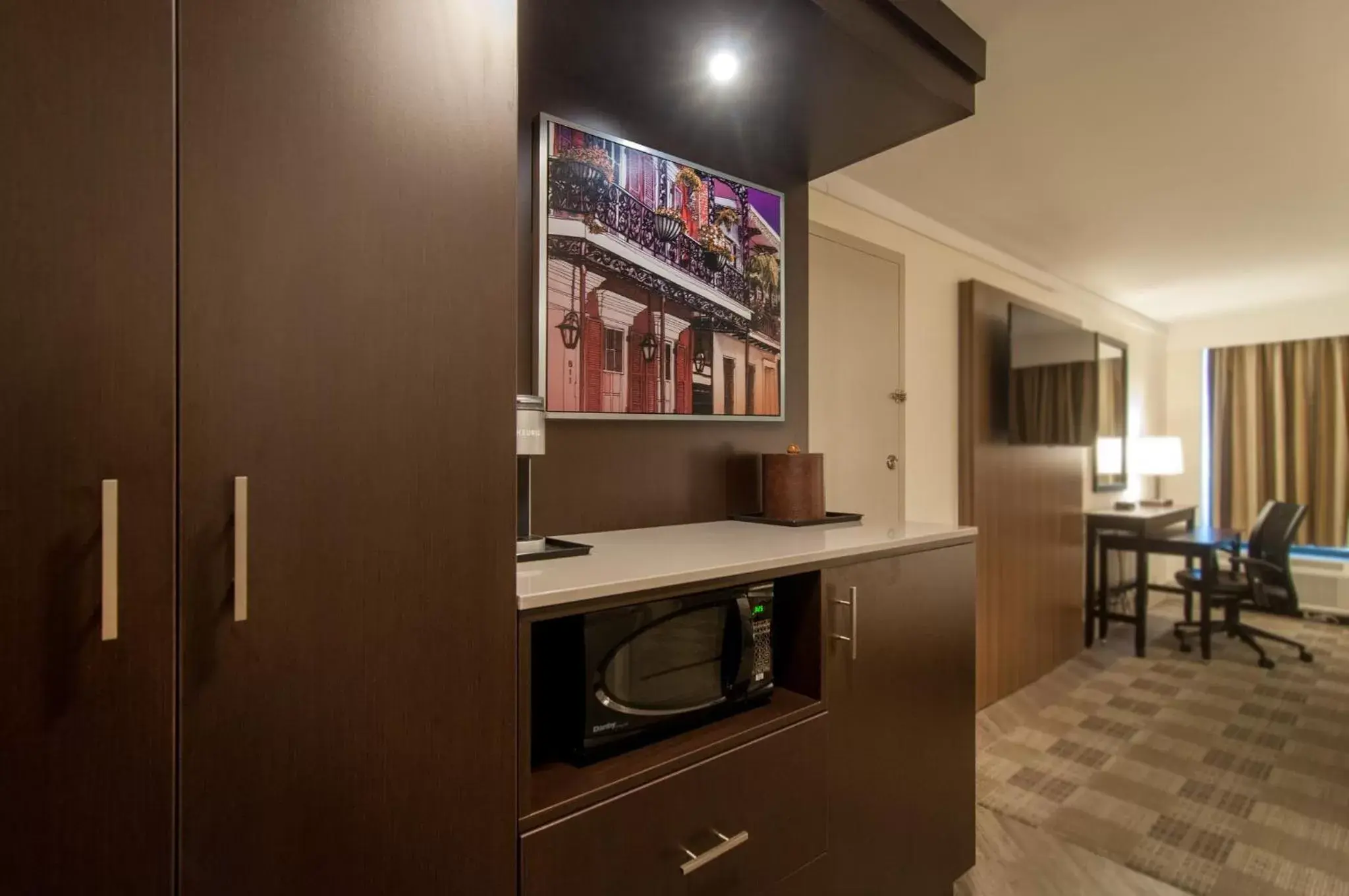 Bedroom, TV/Entertainment Center in Crowne Plaza Hotel Executive Center Baton Rouge, an IHG Hotel