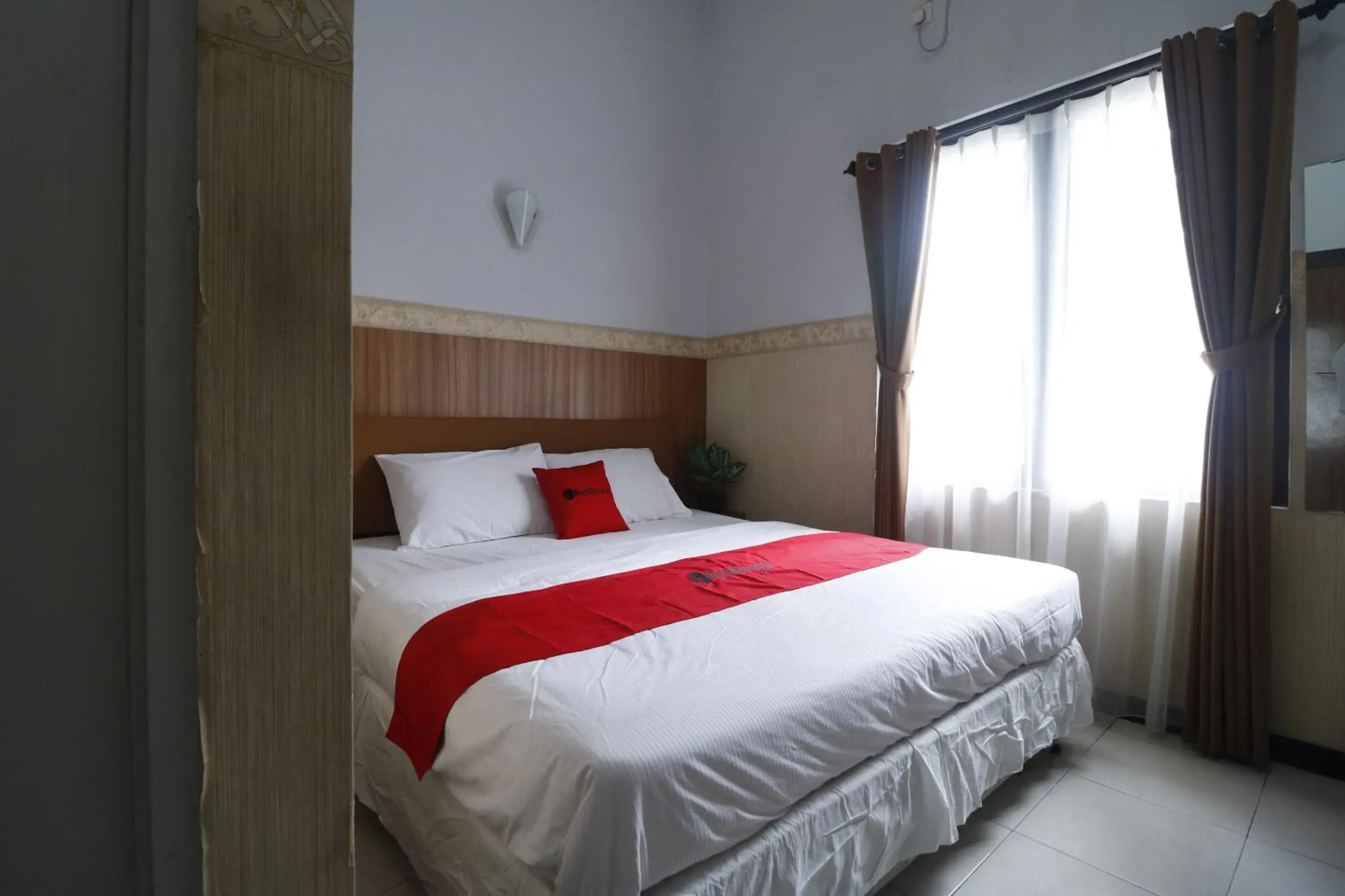 Bedroom, Bed in RedDoorz Plus near Undip Tembalang Bedroom, Bed in RedDoorz Plus near Undip Tembalang