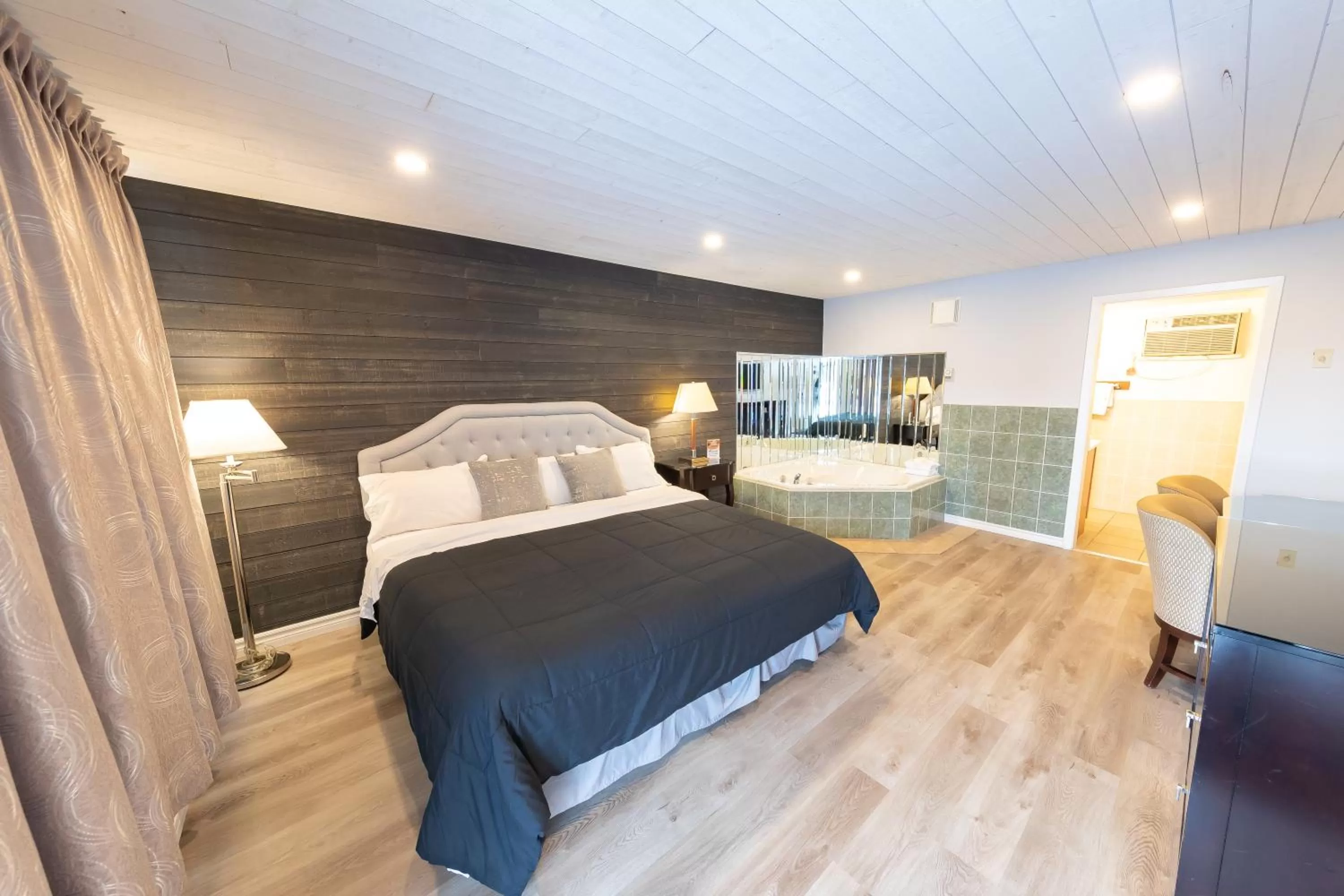 Bed in Choice Inn by the falls