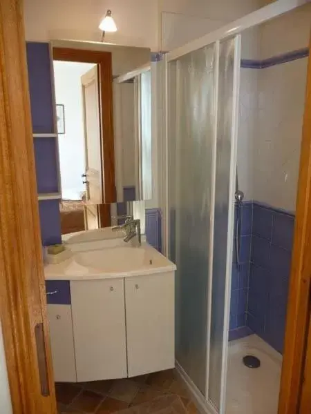 Bathroom in Chambre d'hôtes "La Bastide des Eucalyptus"