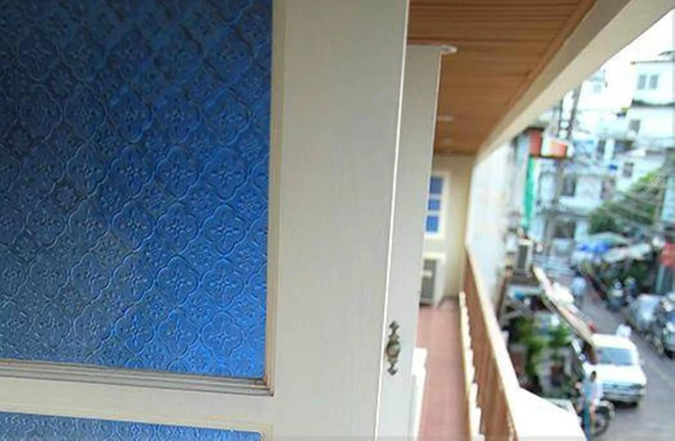 Photo of the whole room in Roof View Place