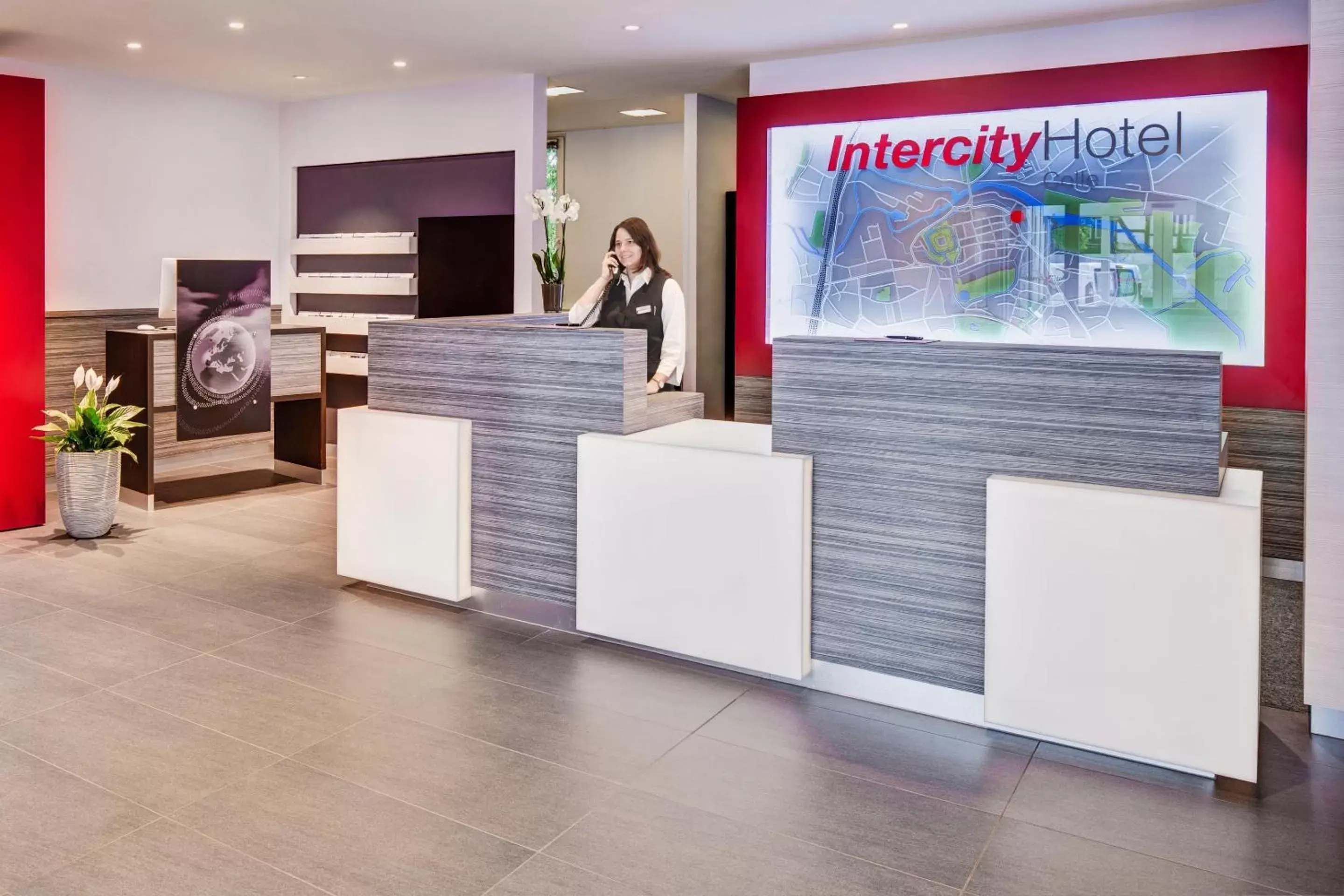 Lobby or reception in IntercityHotel Celle