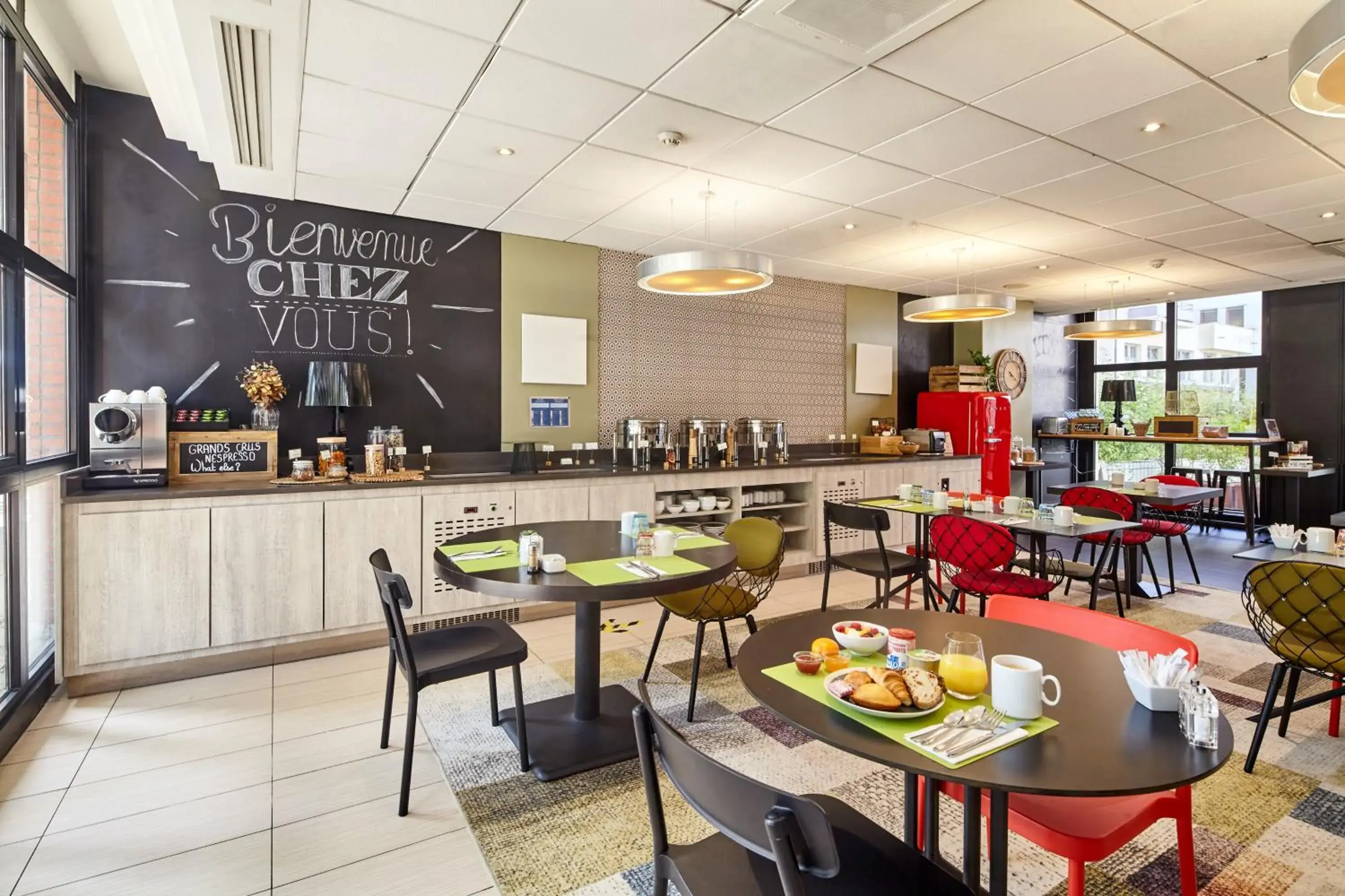Breakfast, Restaurant/Places to Eat in B&B HOTEL Saint-Quentin-en-Yvelines Centre Gare 4 étoiles
