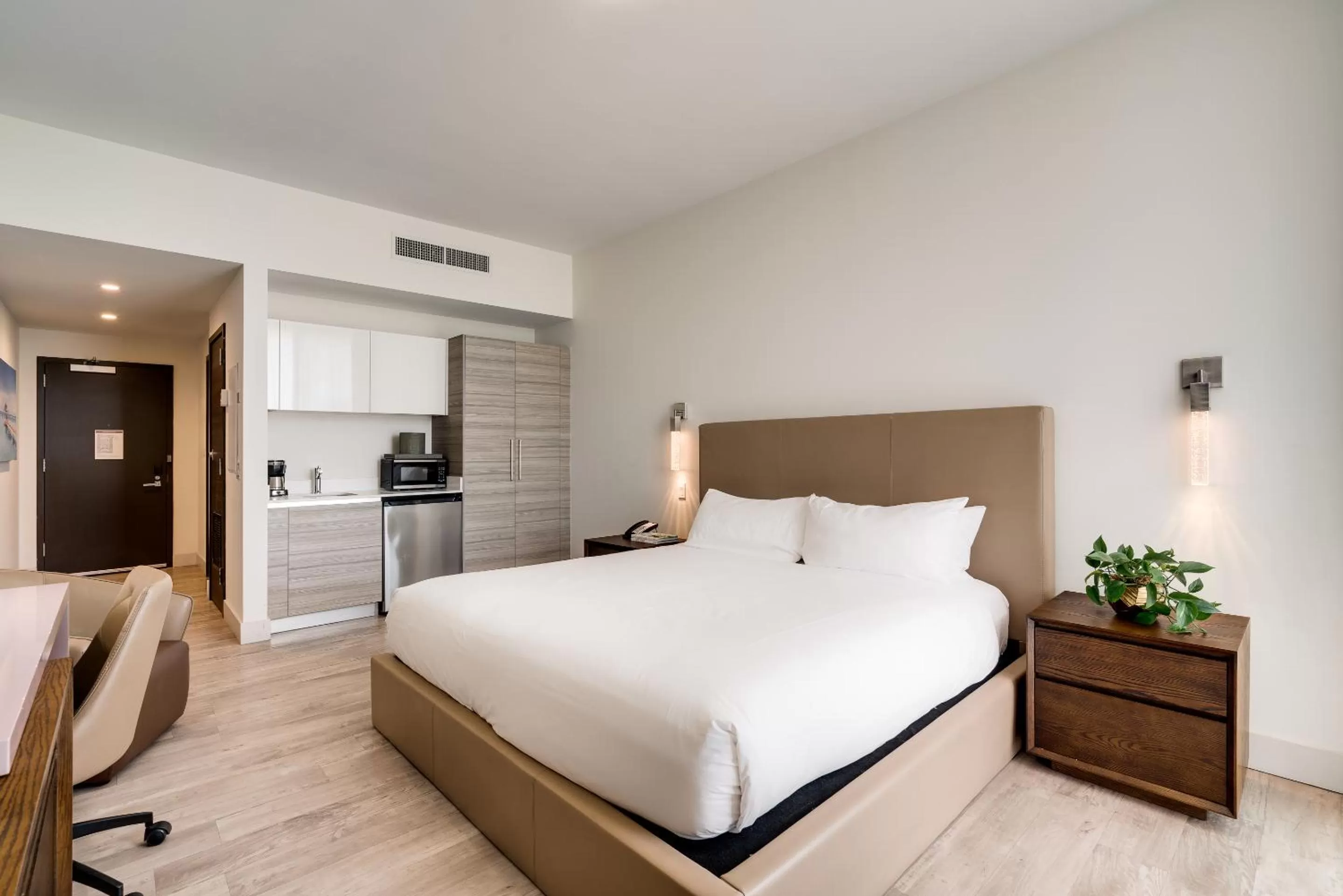 Kitchen or kitchenette, Bed in Costa Hollywood Beach Resort - An All Suite Hotel