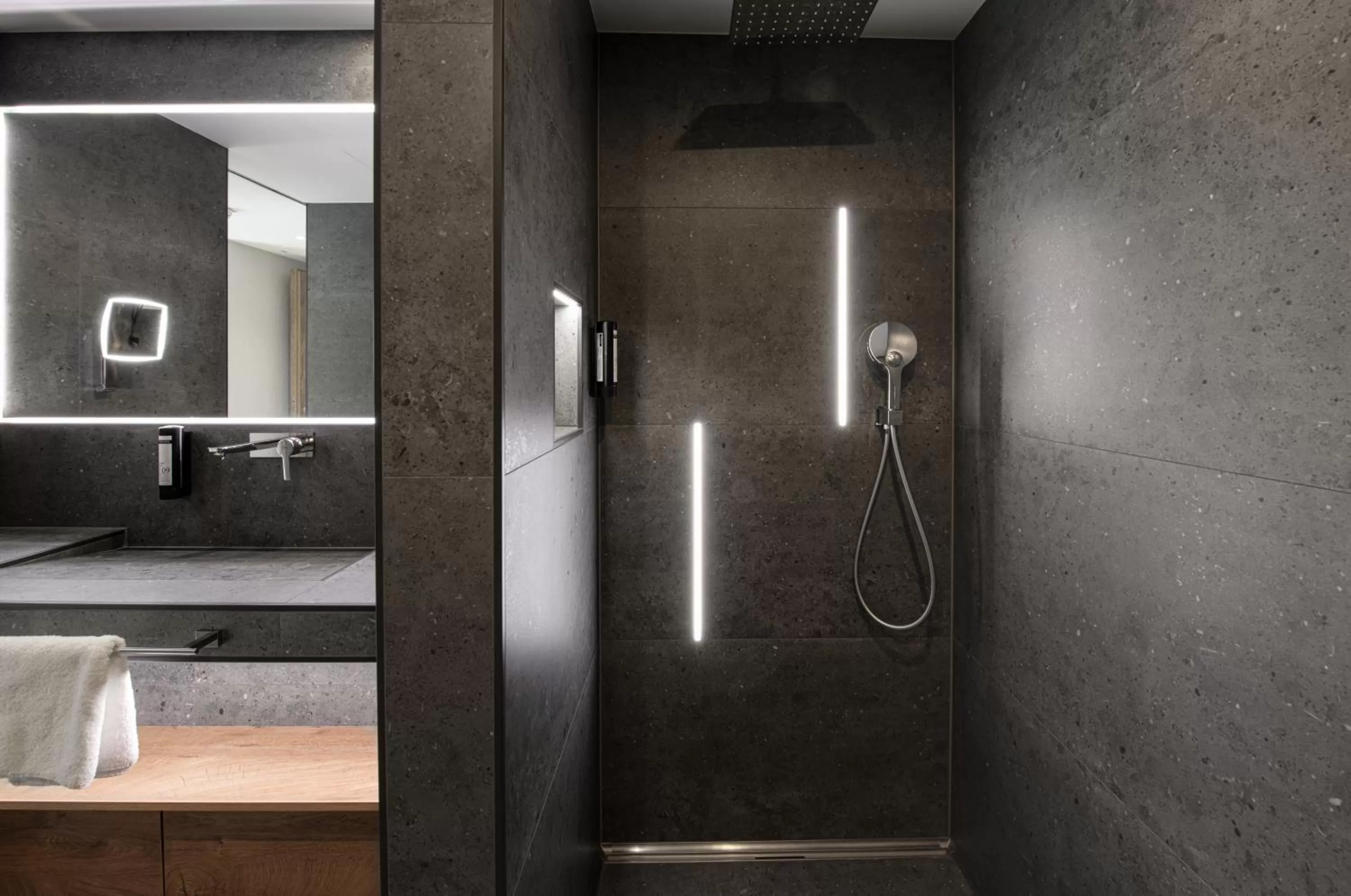 Shower in Hotel VierJahreszeiten am Seilersee