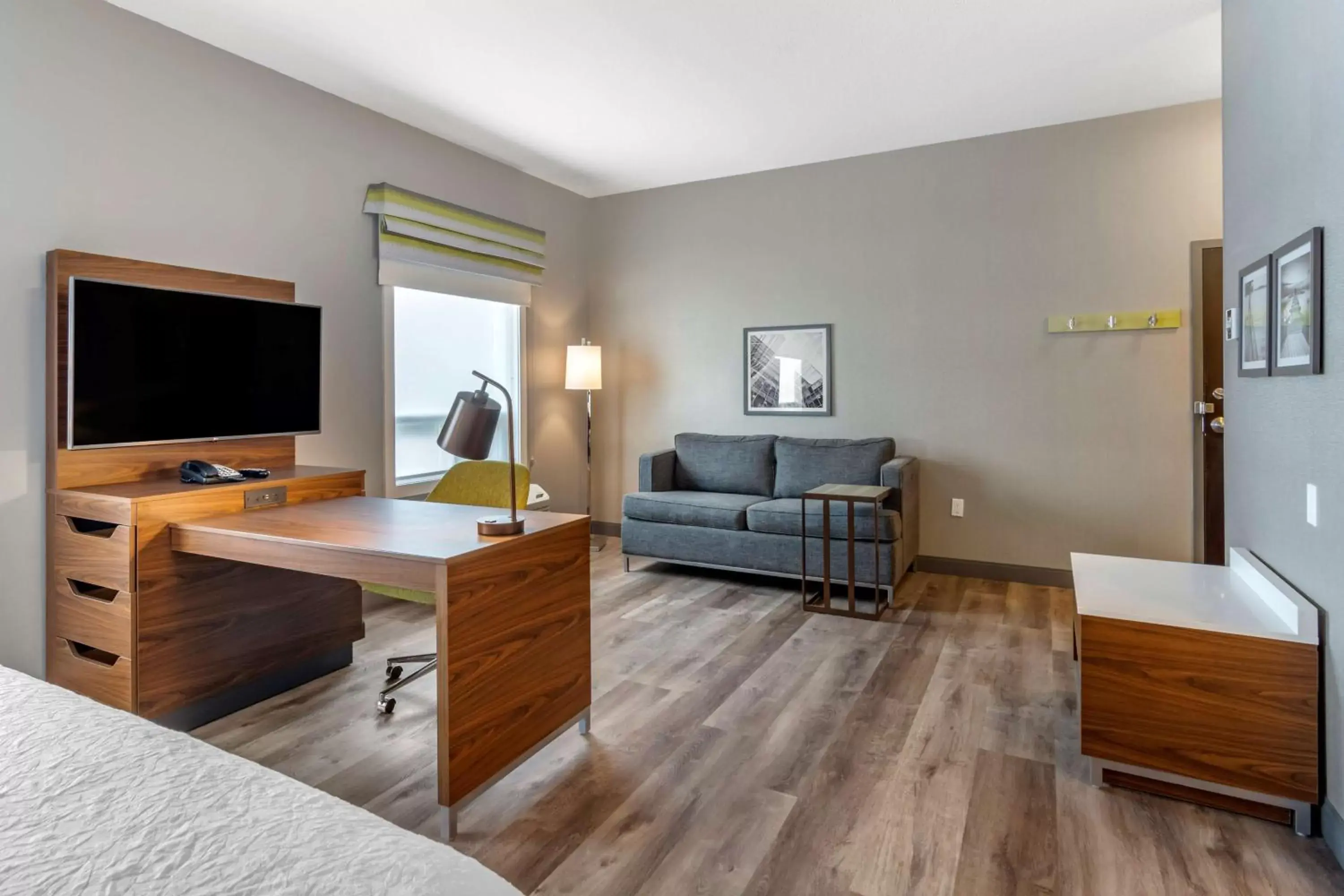 Living room, TV/Entertainment Center in Hampton Inn & Suites Edmonton/West