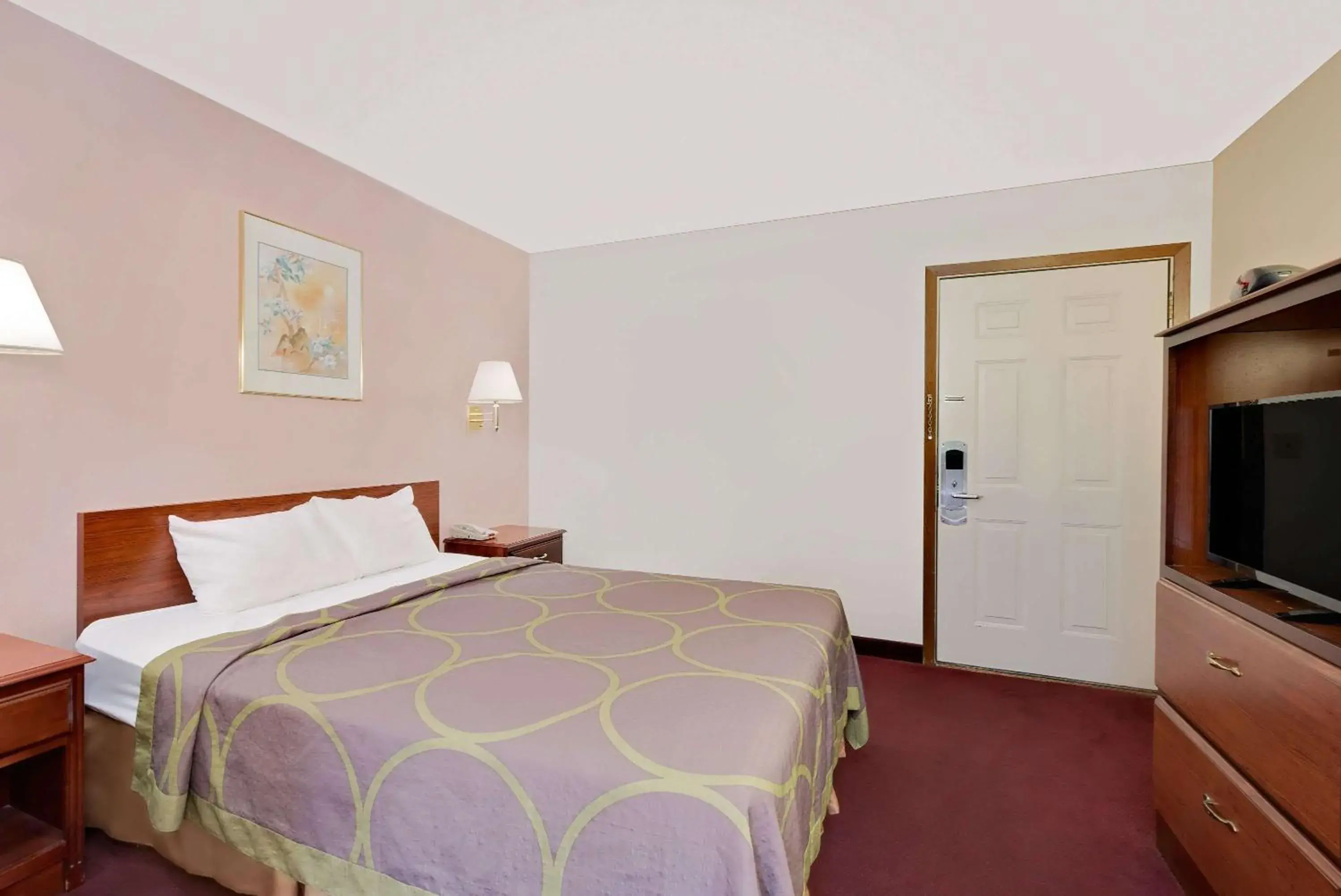 Photo of the whole room, Bed in Super 8 by Wyndham Keystone/Mt. Rushmore