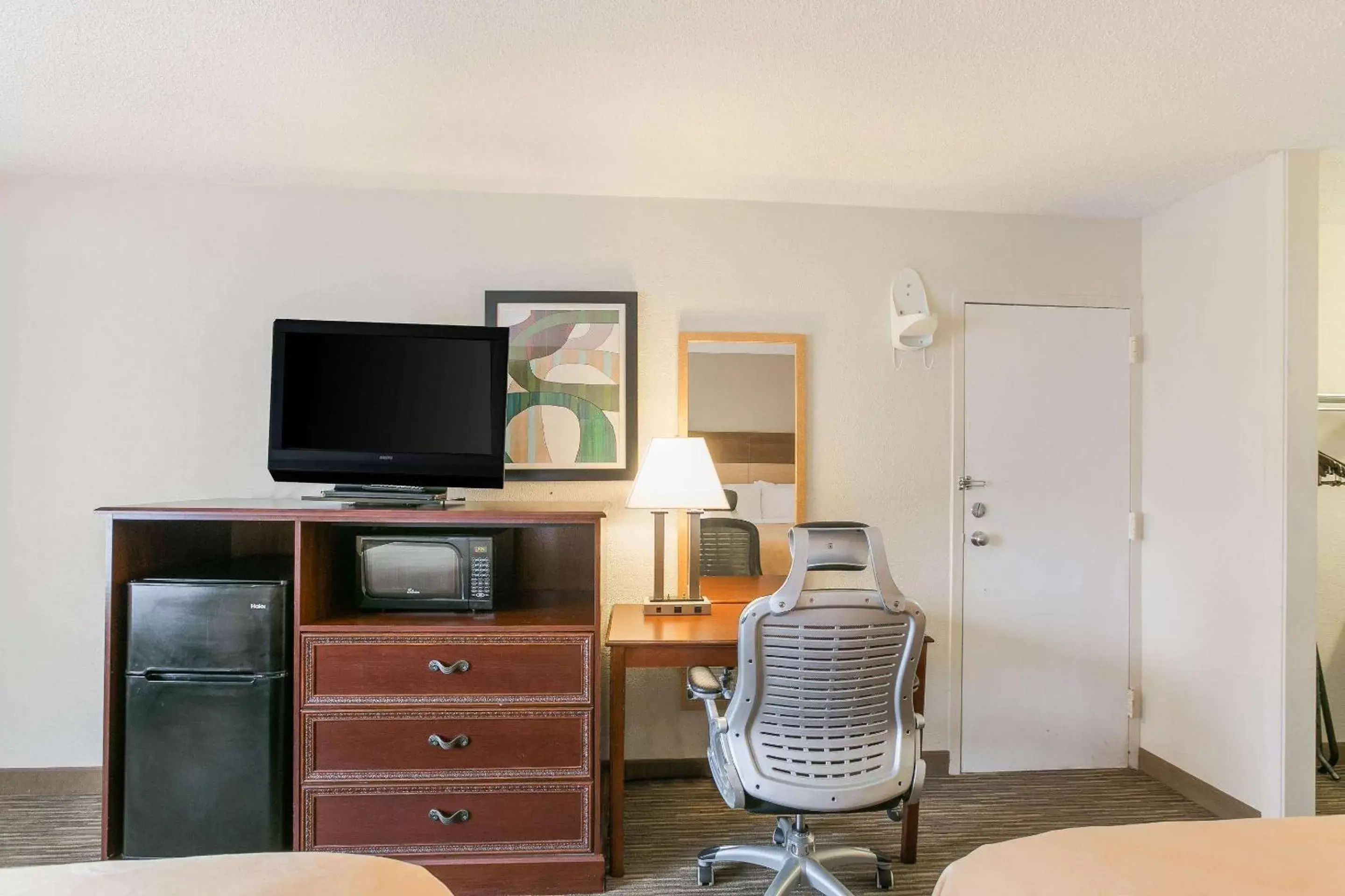 Photo of the whole room, TV/Entertainment Center in Quality Inn & Suites Eufaula