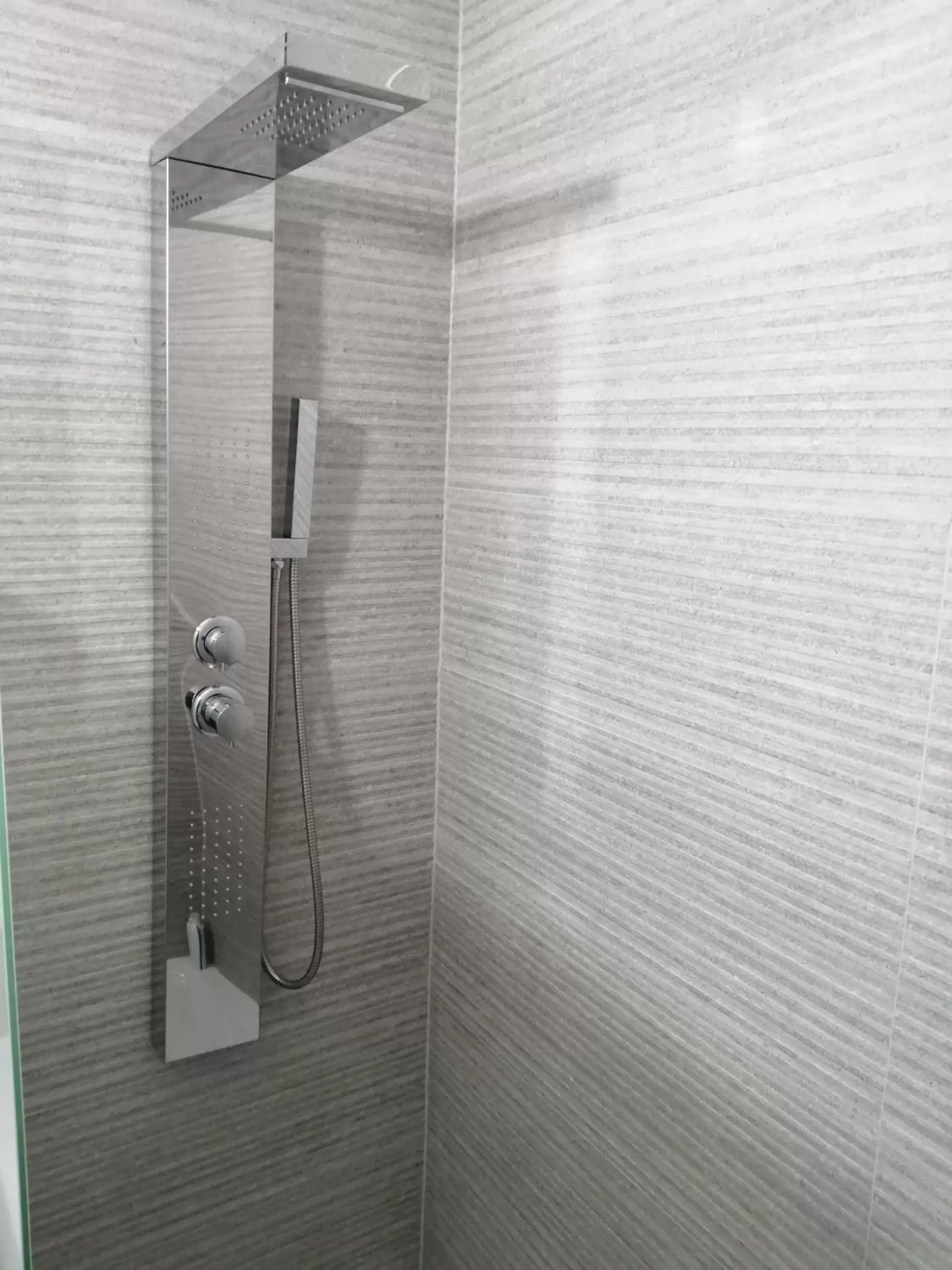 Shower, Bathroom in Hôtel Arc-En-Ciel - Entièrement Rénové