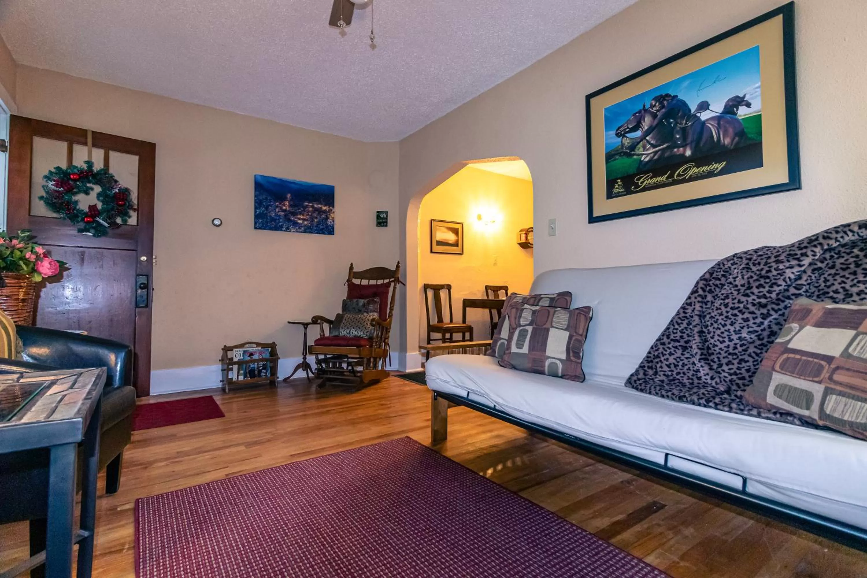 Living room, Seating Area in 1899 Inn