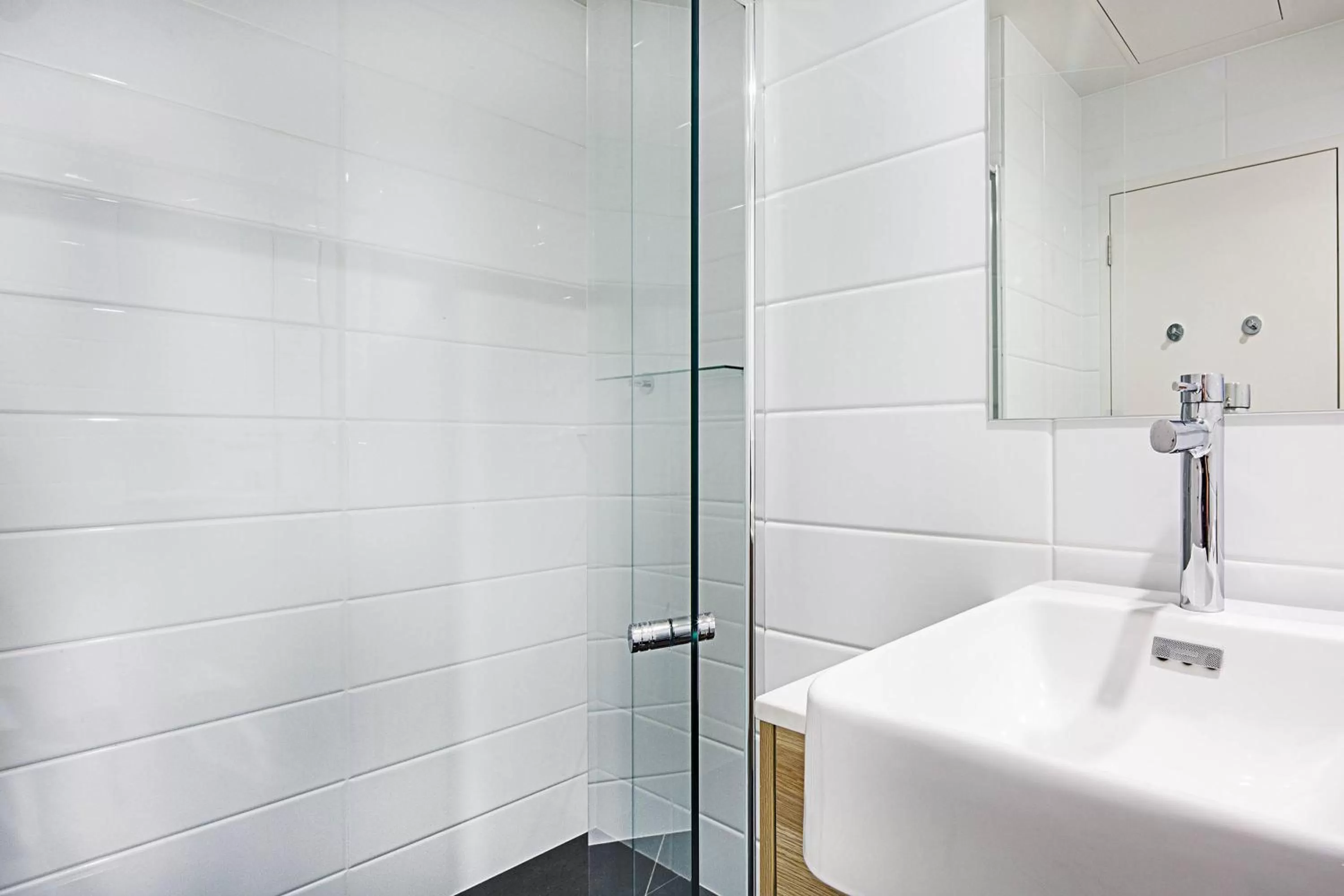 Toilet in Mantra MacArthur Hotel