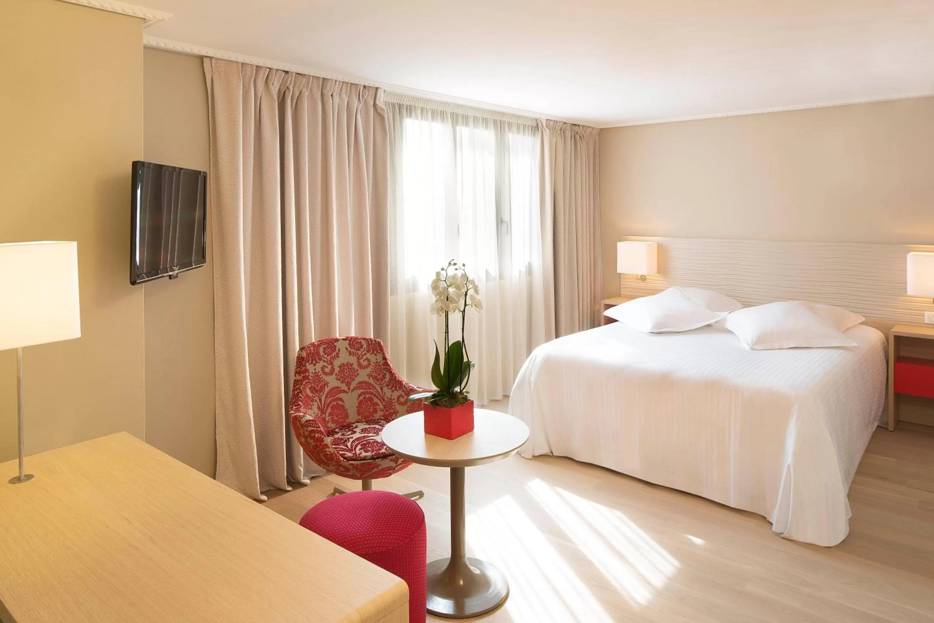 Photo of the whole room, Bed in Hôtel & SPA Oceania L'Univers Tours