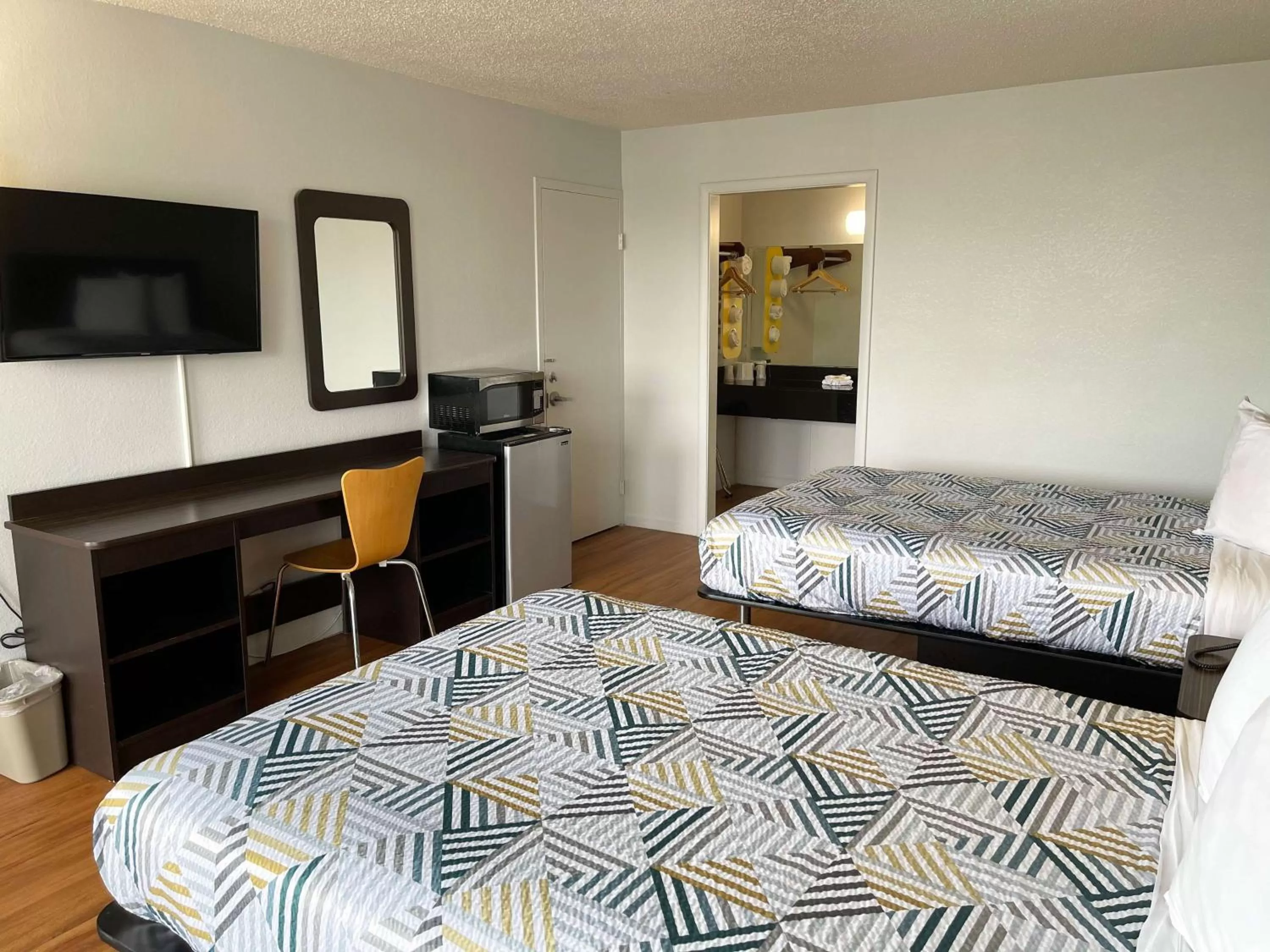 Bedroom, Bed in Motel 6-Troy, OH