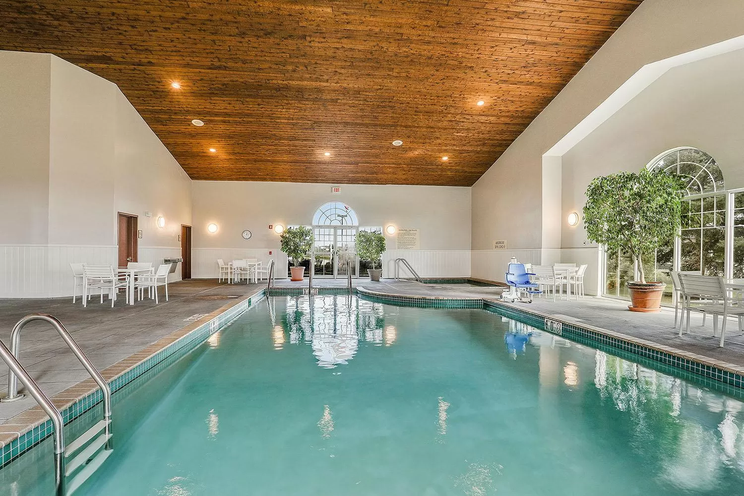 Swimming pool in Country Inn & Suites by Radisson, Green Bay, WI