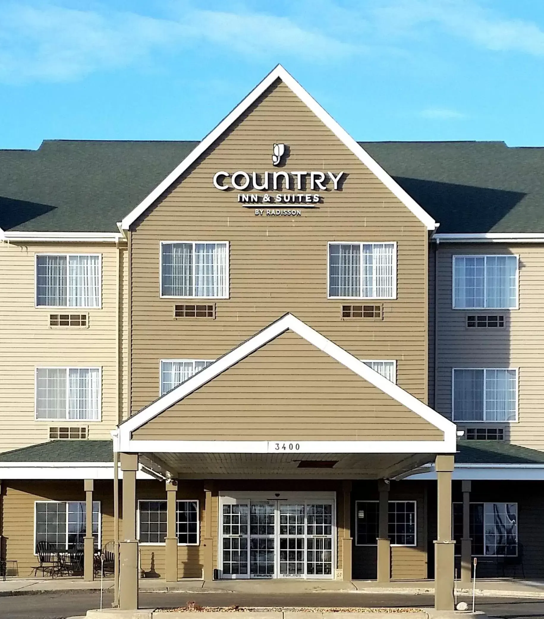 Property Building in Country Inn & Suites by Radisson, Watertown, SD