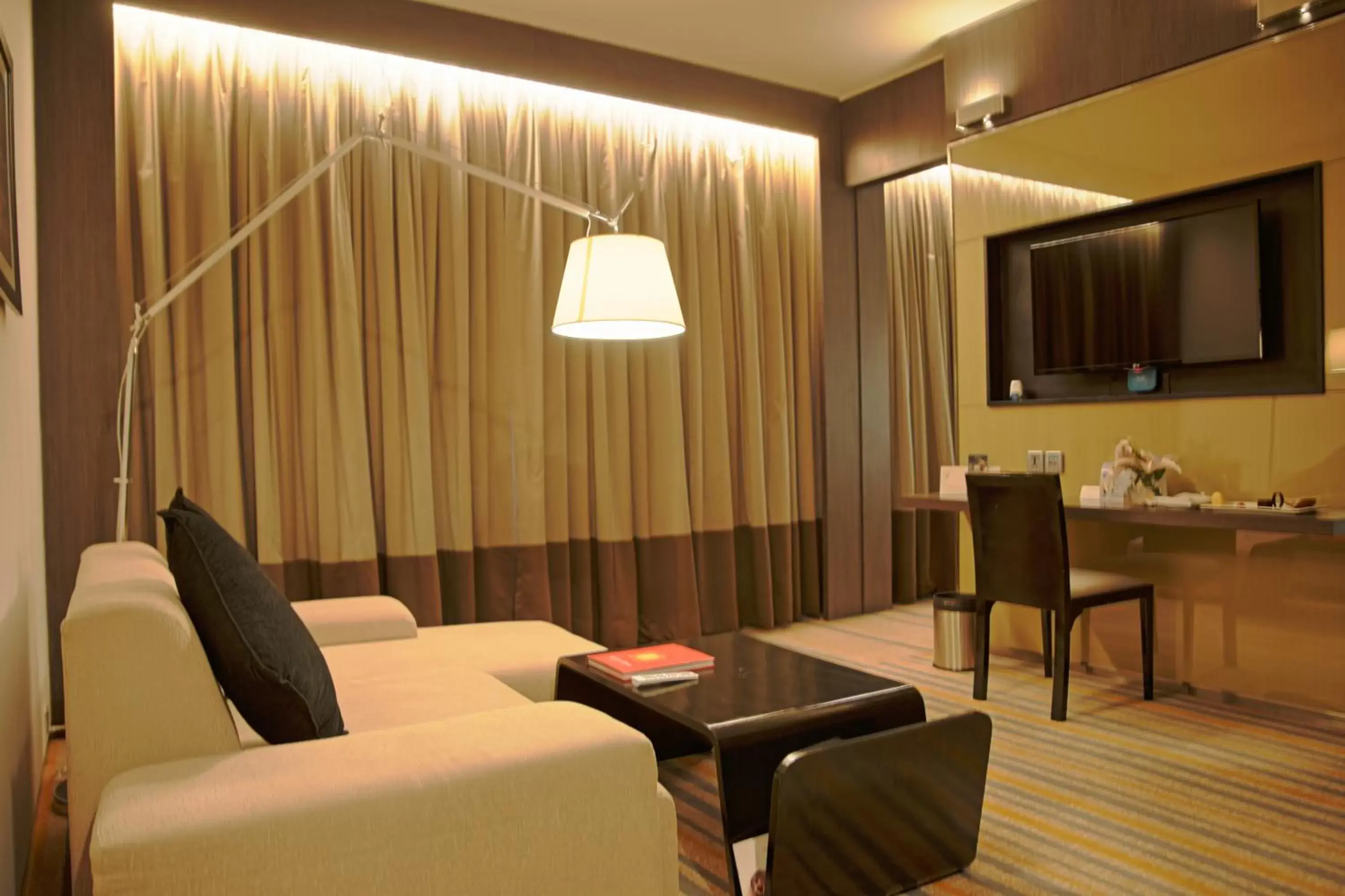 Communal lounge/ TV room, Seating Area in Novotel Kolkata Hotel and Residences