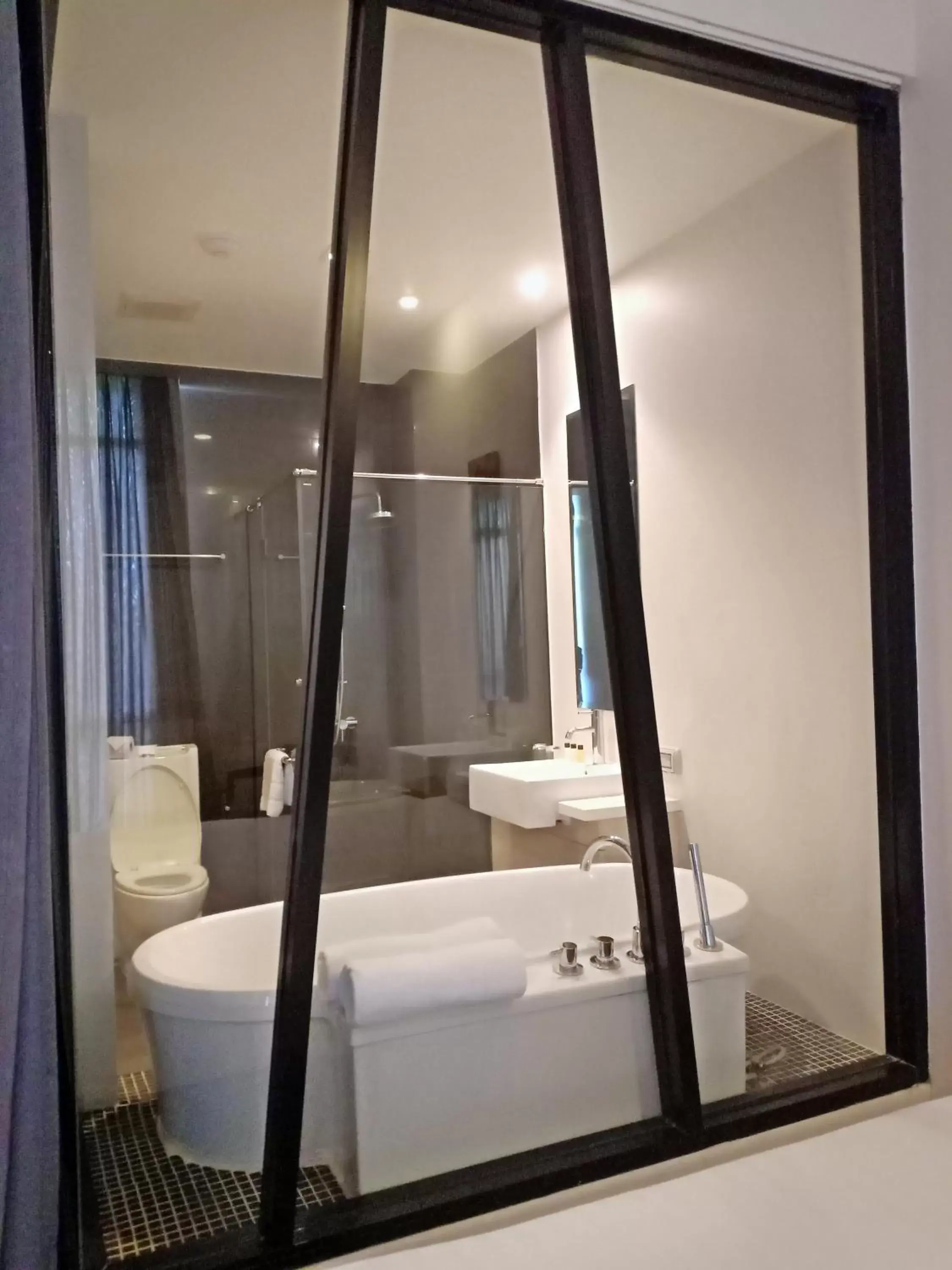 Bathroom, Bed in Vismaya Suvarnabhumi Hotel