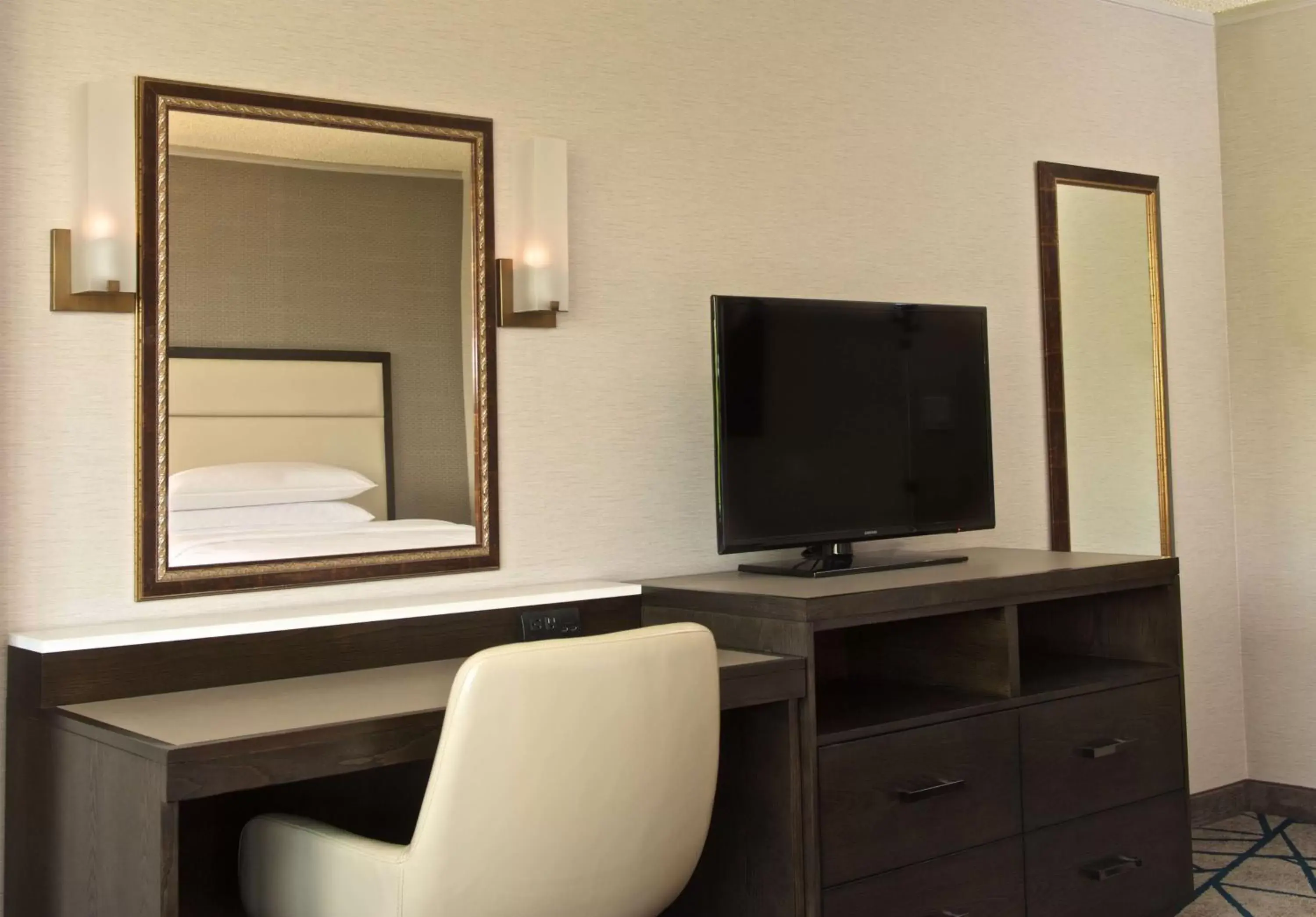 Bedroom, TV/Entertainment Center in Embassy Suites by Hilton Portland Washington Square