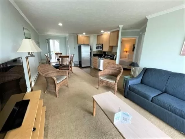 kitchen, Seating Area in Inn at the Shore