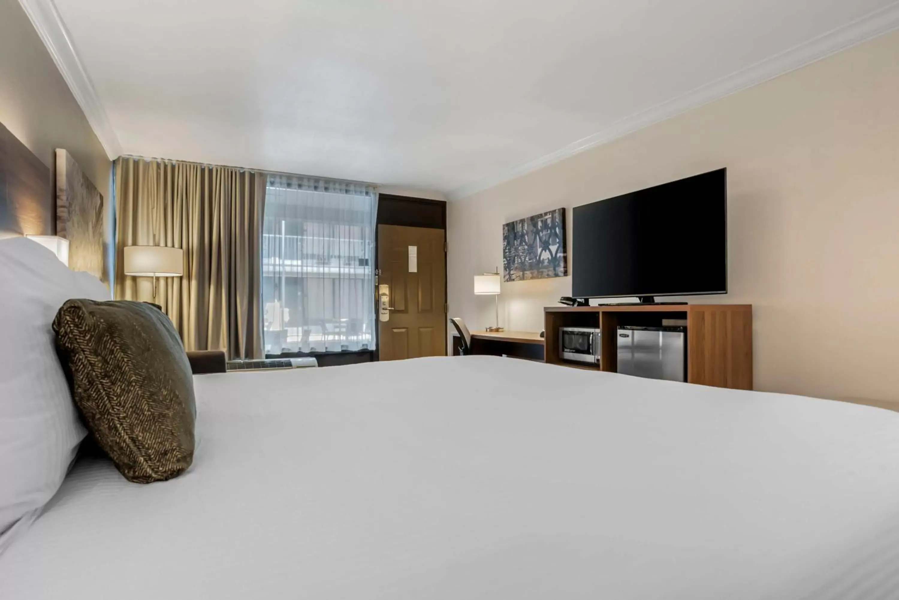 Bedroom, TV/Entertainment Center in Best Western Plus Westbank