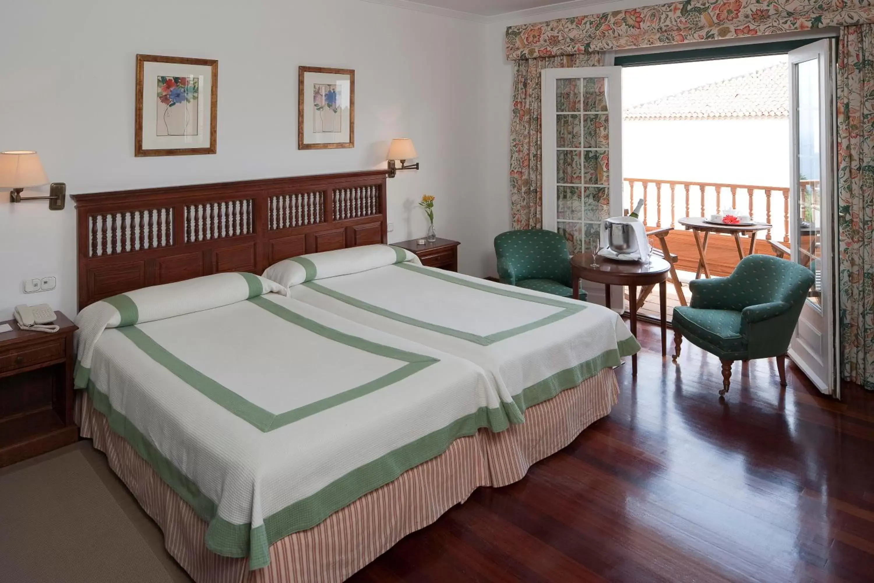 Photo of the whole room, Bed in Parador de La Palma