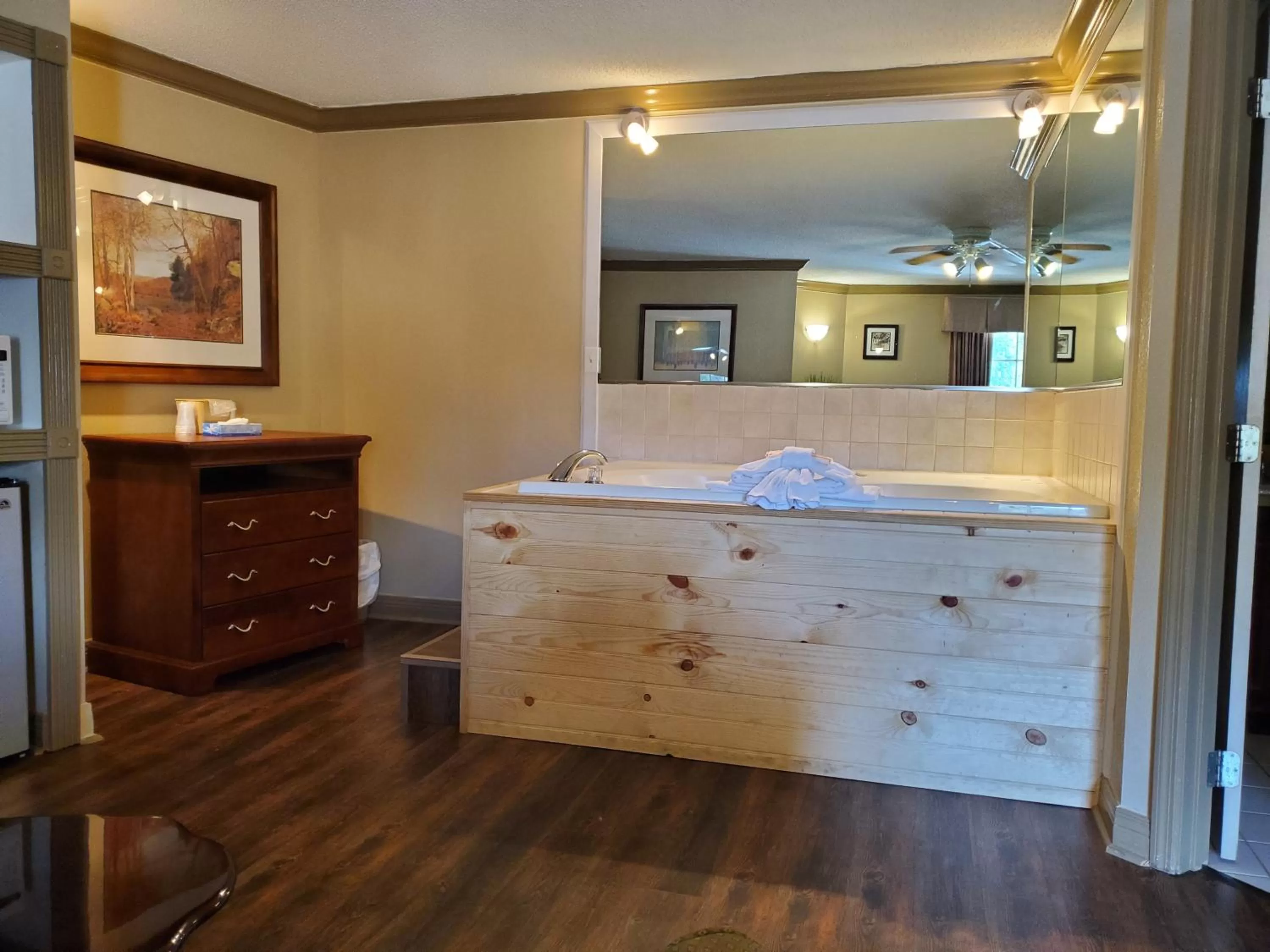 Bathroom, Lobby/Reception in Colonial House Motel