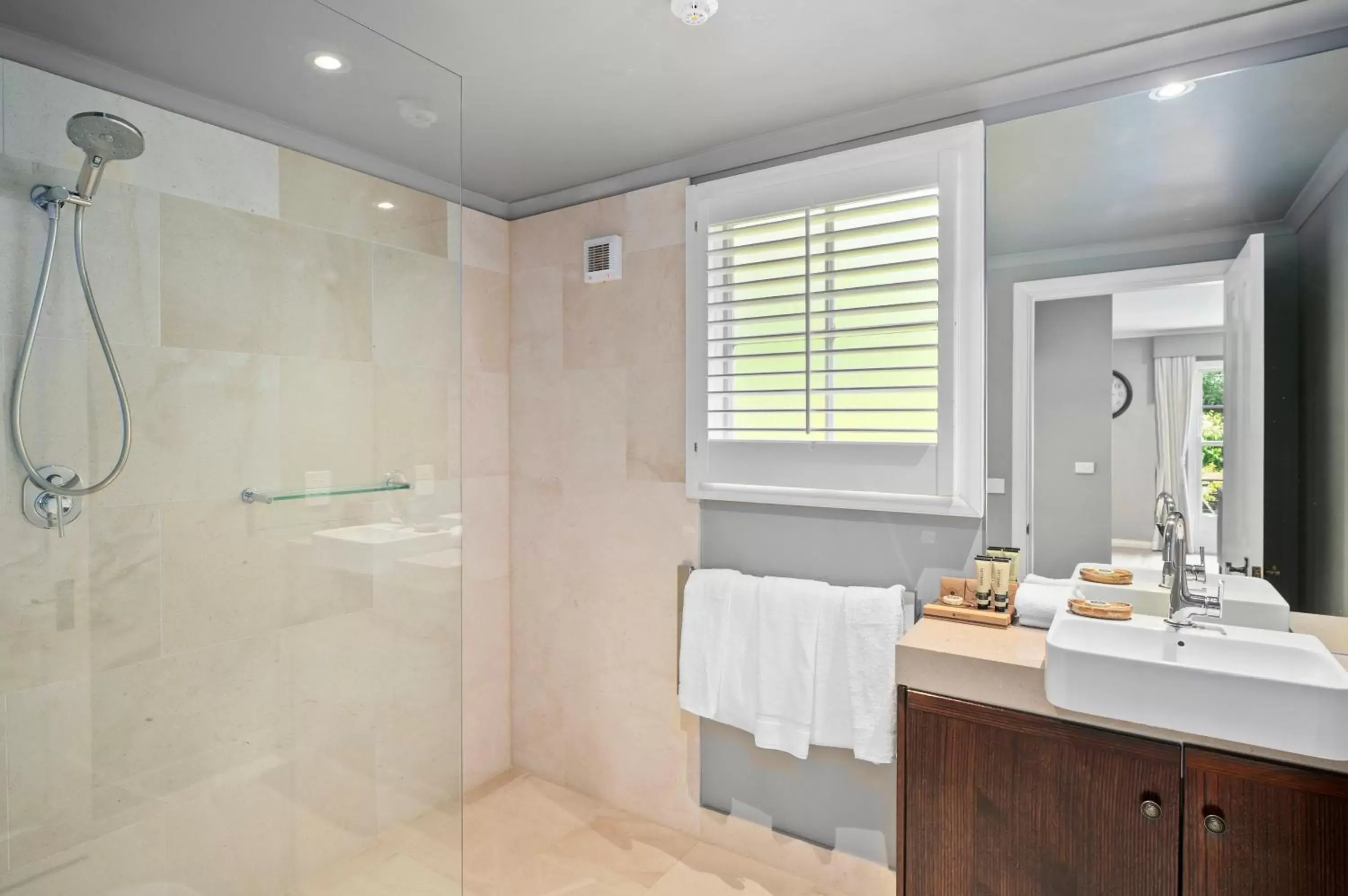 Shower, Bathroom in Parklands Country Gardens & Lodges Blue Mountains